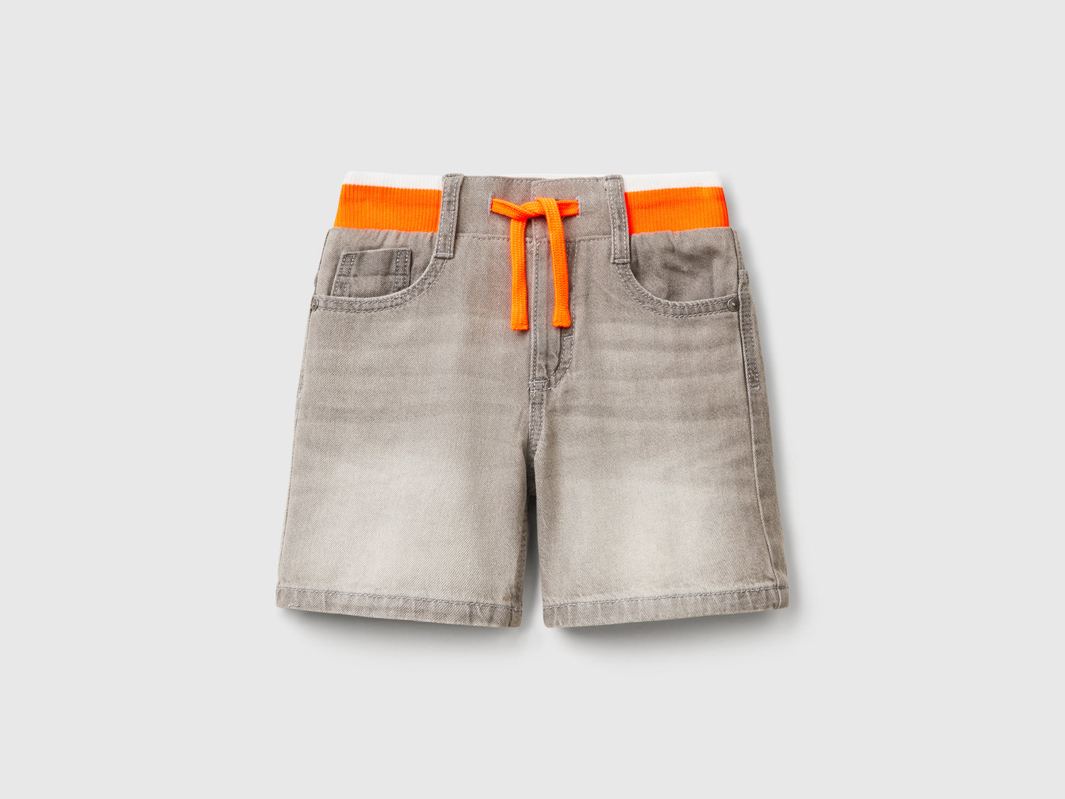 Pantaloni corti di jeans straight da bimbo grigio chiaro | Benetton Outlet