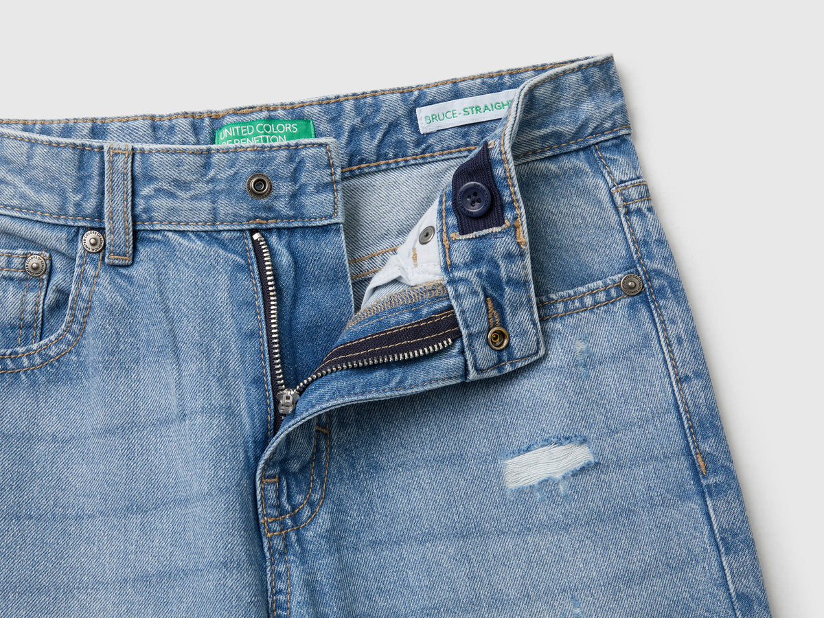 Jeans straight con rotture