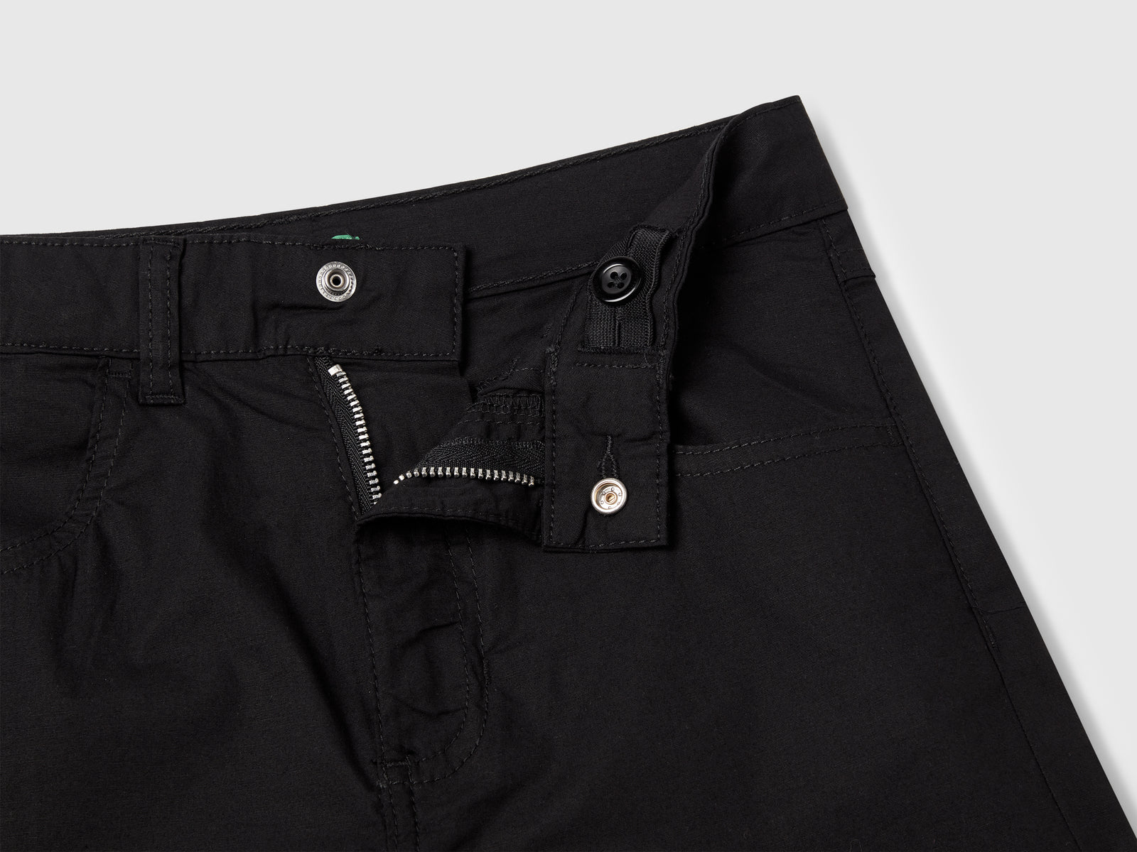 Pantaloni cargo wide fit da bambina nero 3 | Benetton Outlet