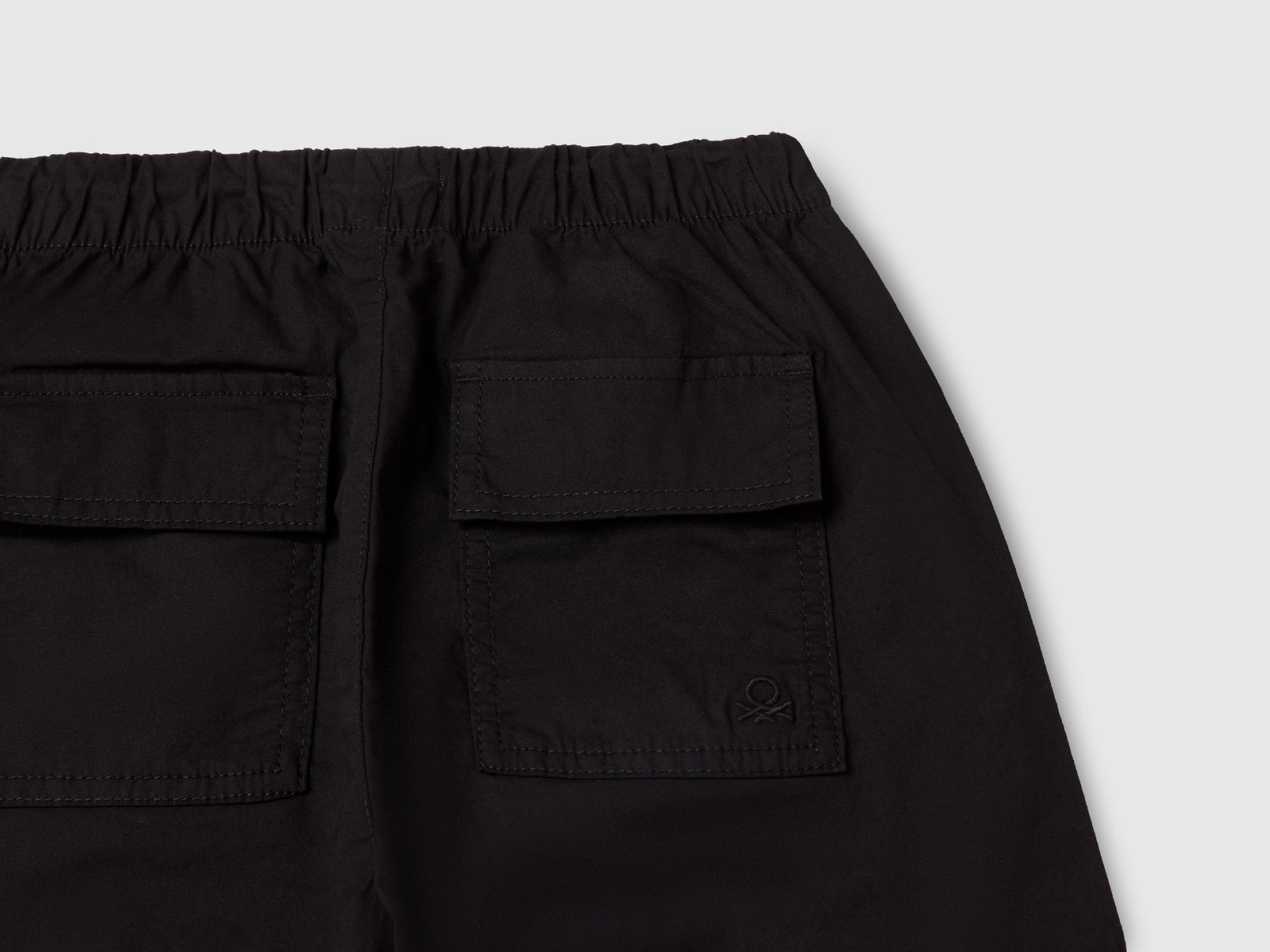 Pantaloni cargo in cotone stretch da bambina nero 3 | Benetton Outlet