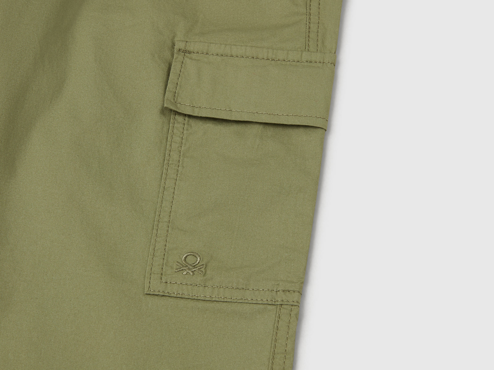 Pantaloni parachute in cotone stretch da bambino verde oliva 3 | Benetton Outlet