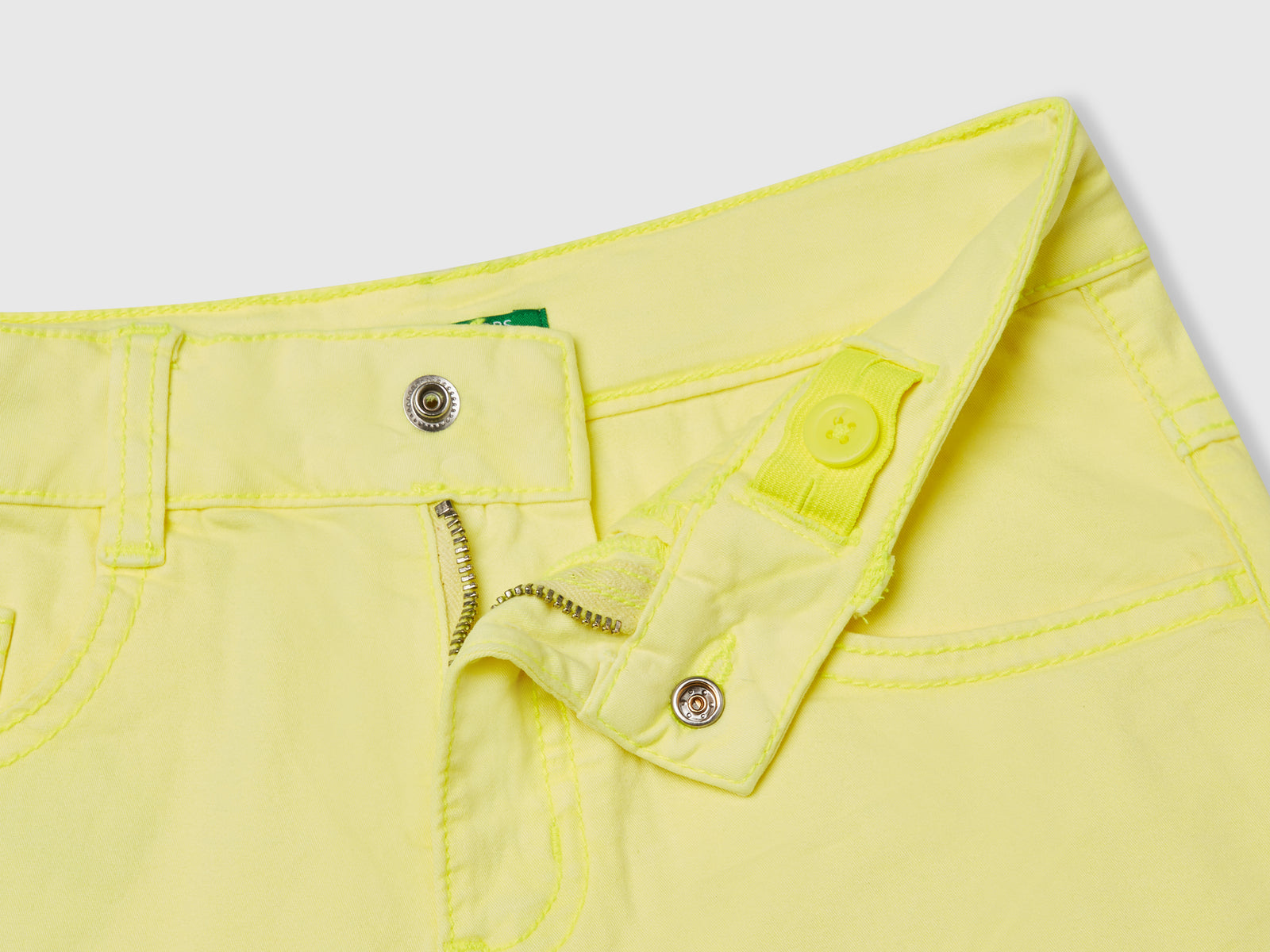 Shorts cinque tasche da bambina giallo fluo 3 | Benetton Outlet