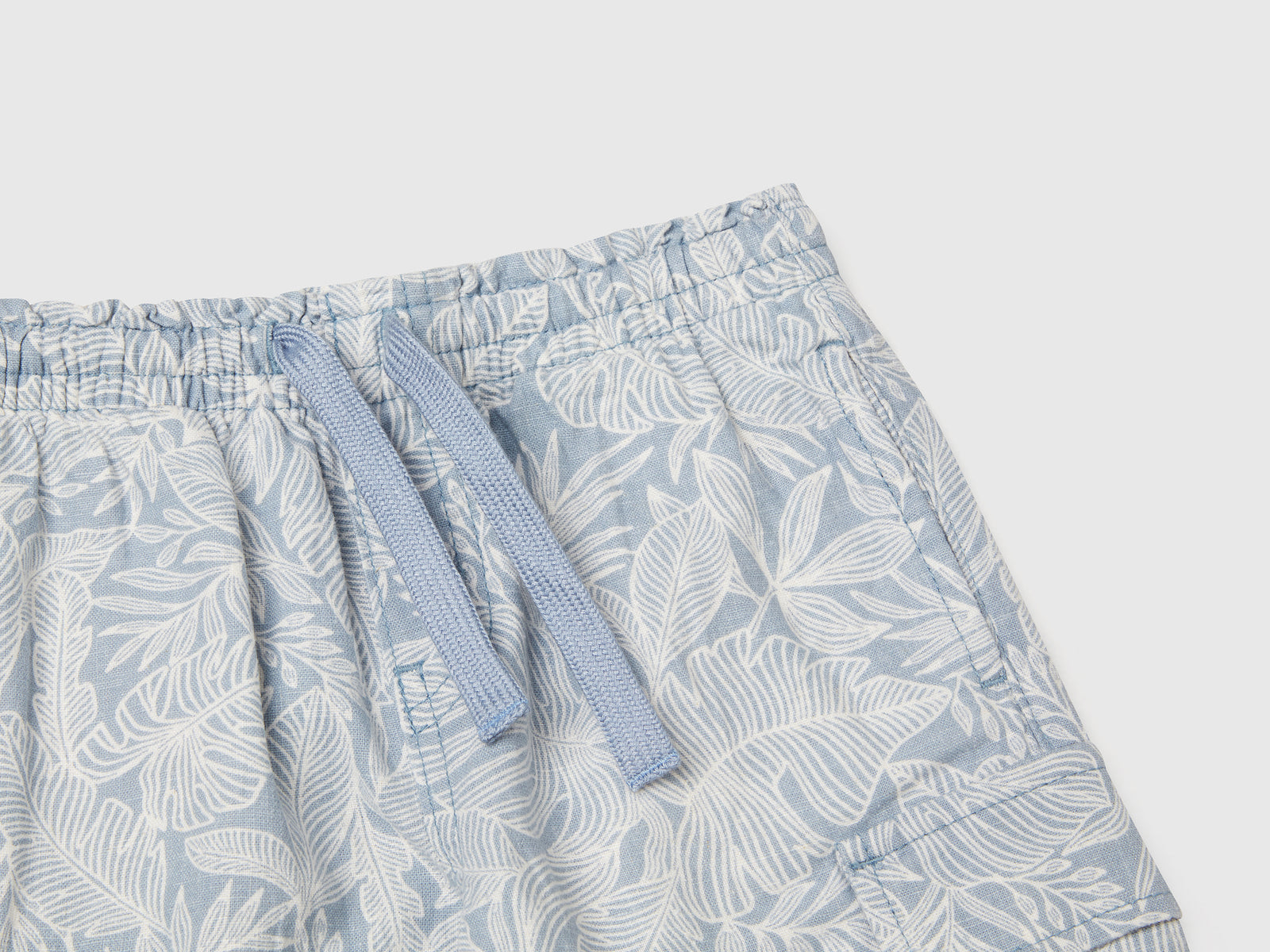 Bermuda cargo con stampa tropicale da bimbo avio 3 | Benetton Outlet