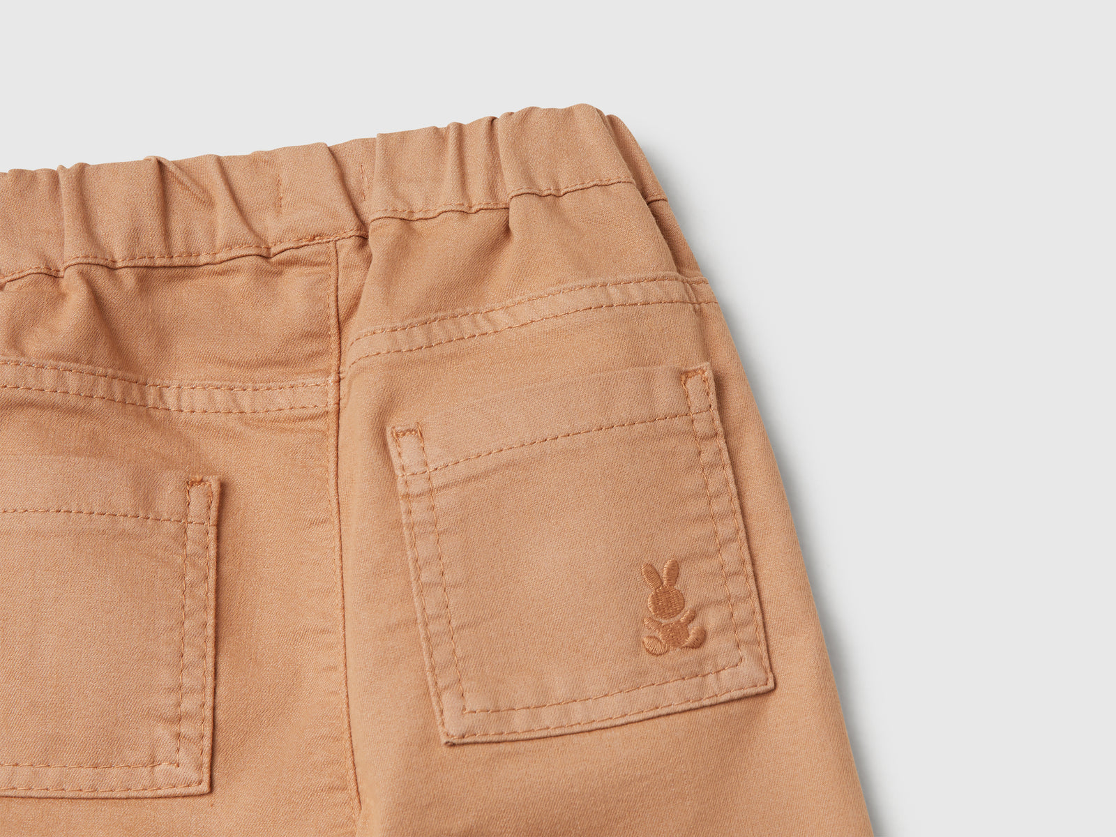 Pantaloni in misto cotone stretch da neonato cammello 3 | Benetton Outlet