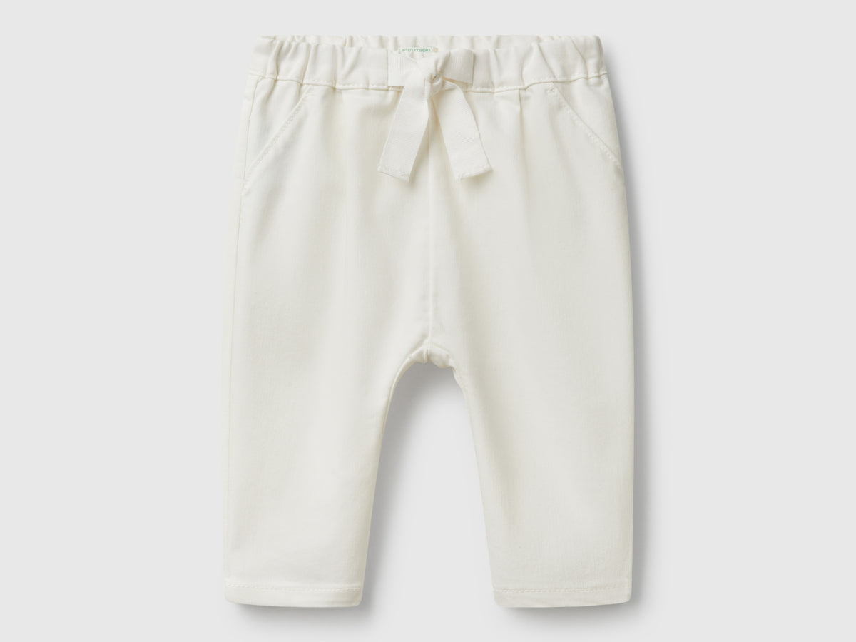 Pantaloni stretch con coulisse