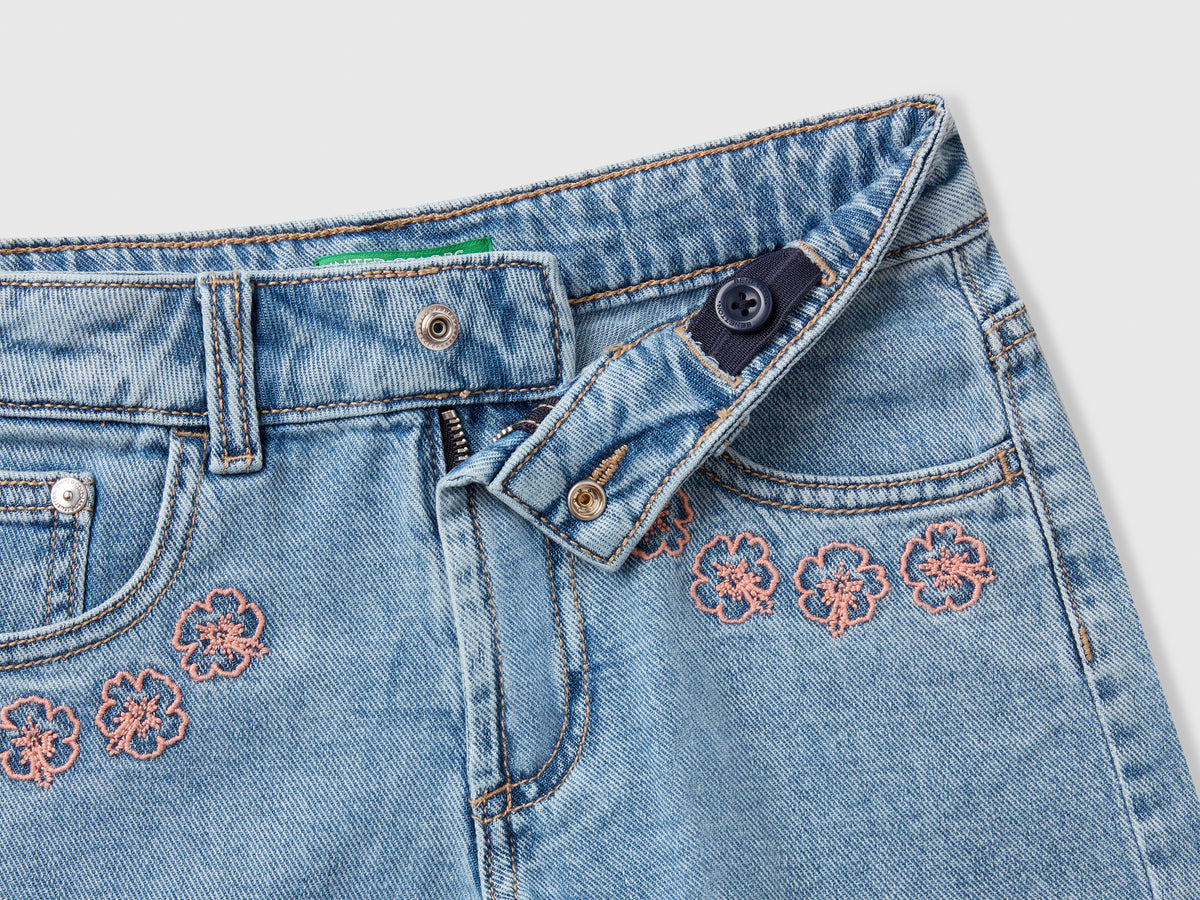 Shorts di jeans con ricami floreali