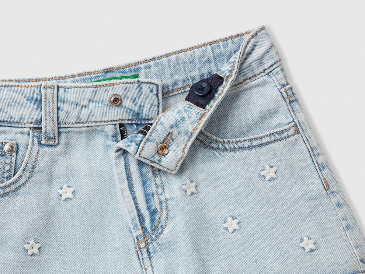 Shorts di jeans con ricami stelle