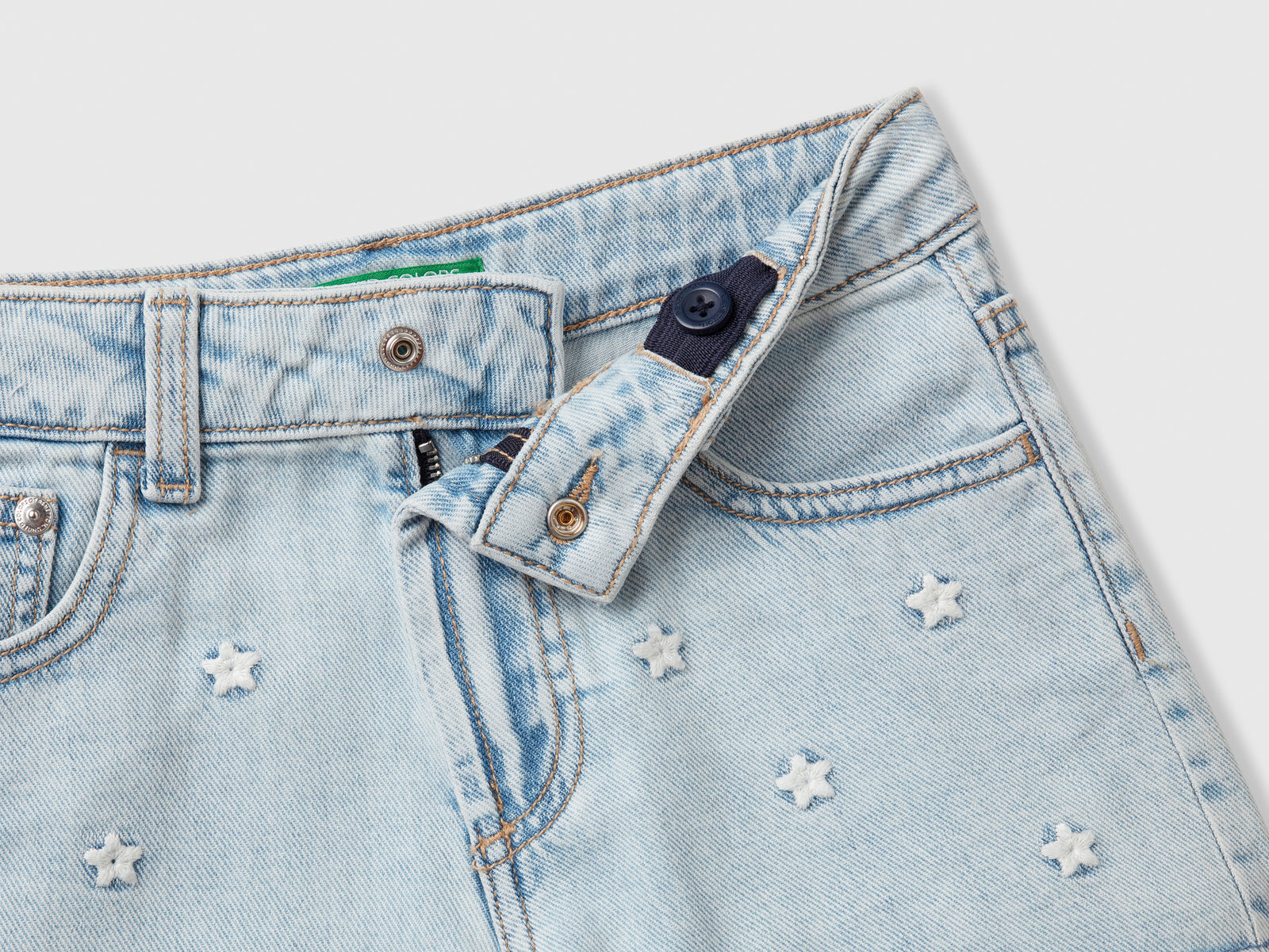 Shorts di jeans con ricami stelle da bambina azzurro 3 | Benetton Outlet