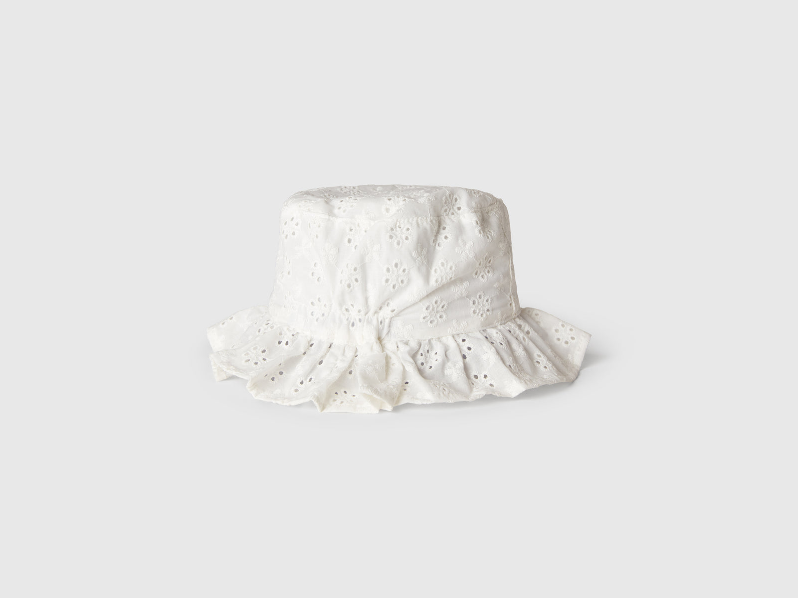 Cappellino con ricami sangallo da bimba bianco 2 | Benetton Outlet