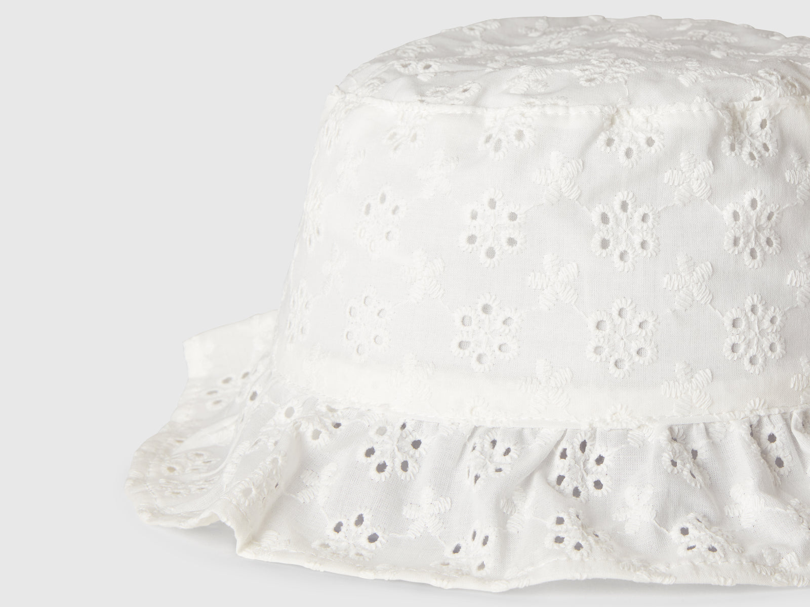 Cappellino con ricami sangallo da bimba bianco 3 | Benetton Outlet