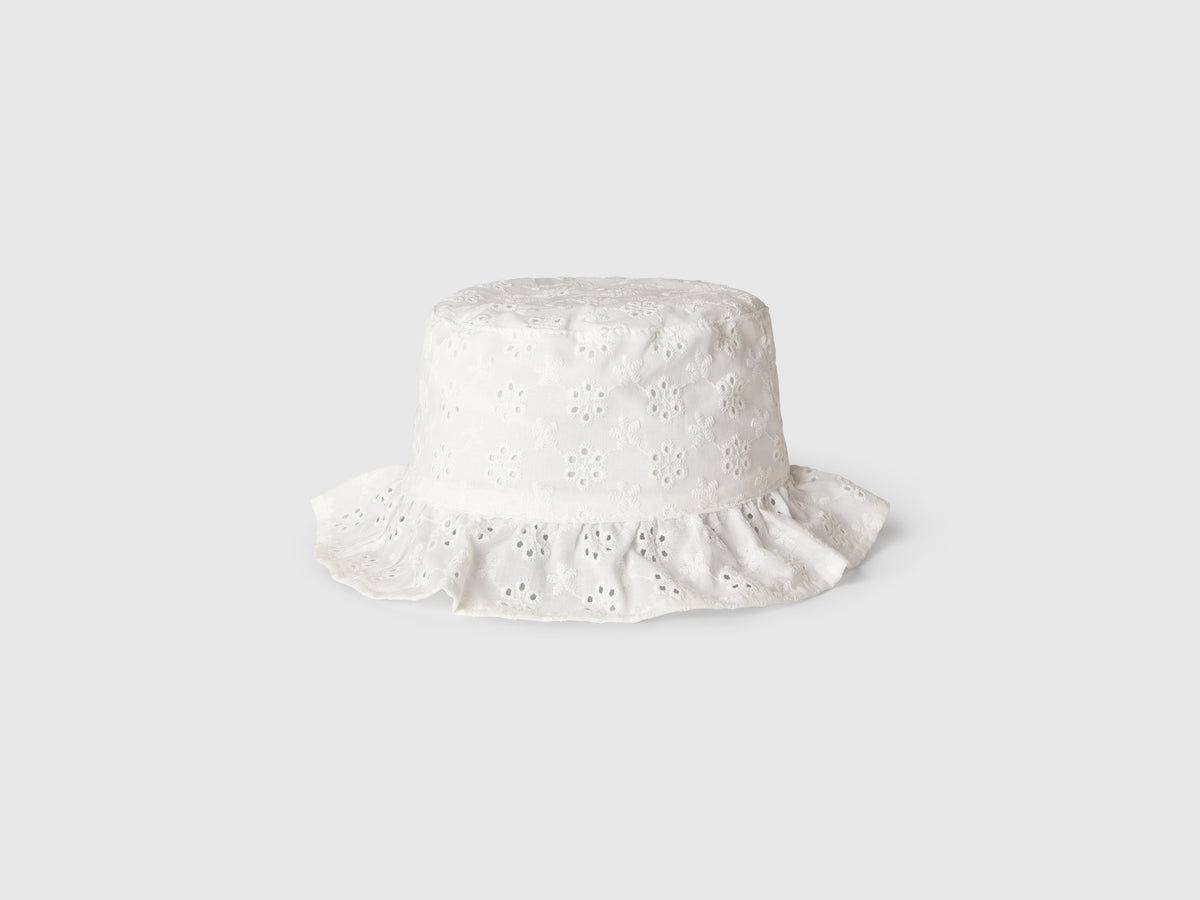 Cappellino con ricami sangallo