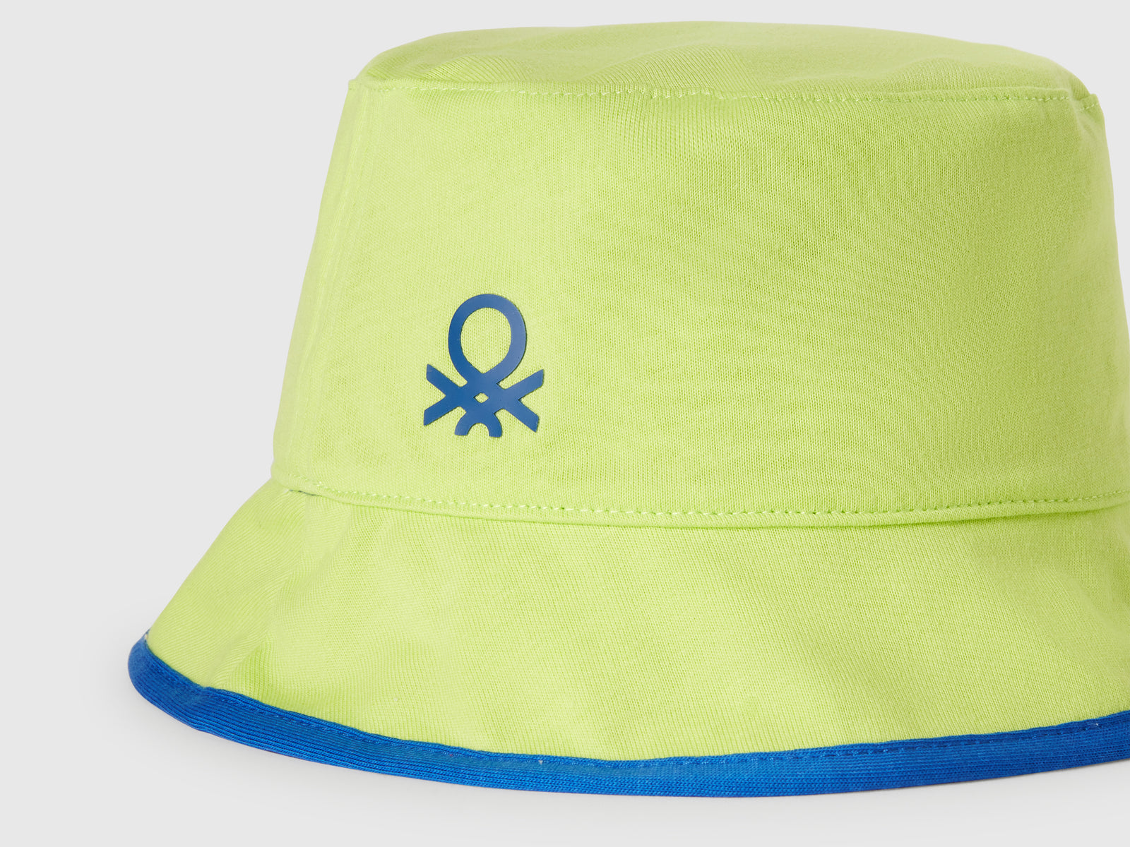 Cappello reversibile con stampa squali da bimbo giallo fluo 3 | Benetton Outlet