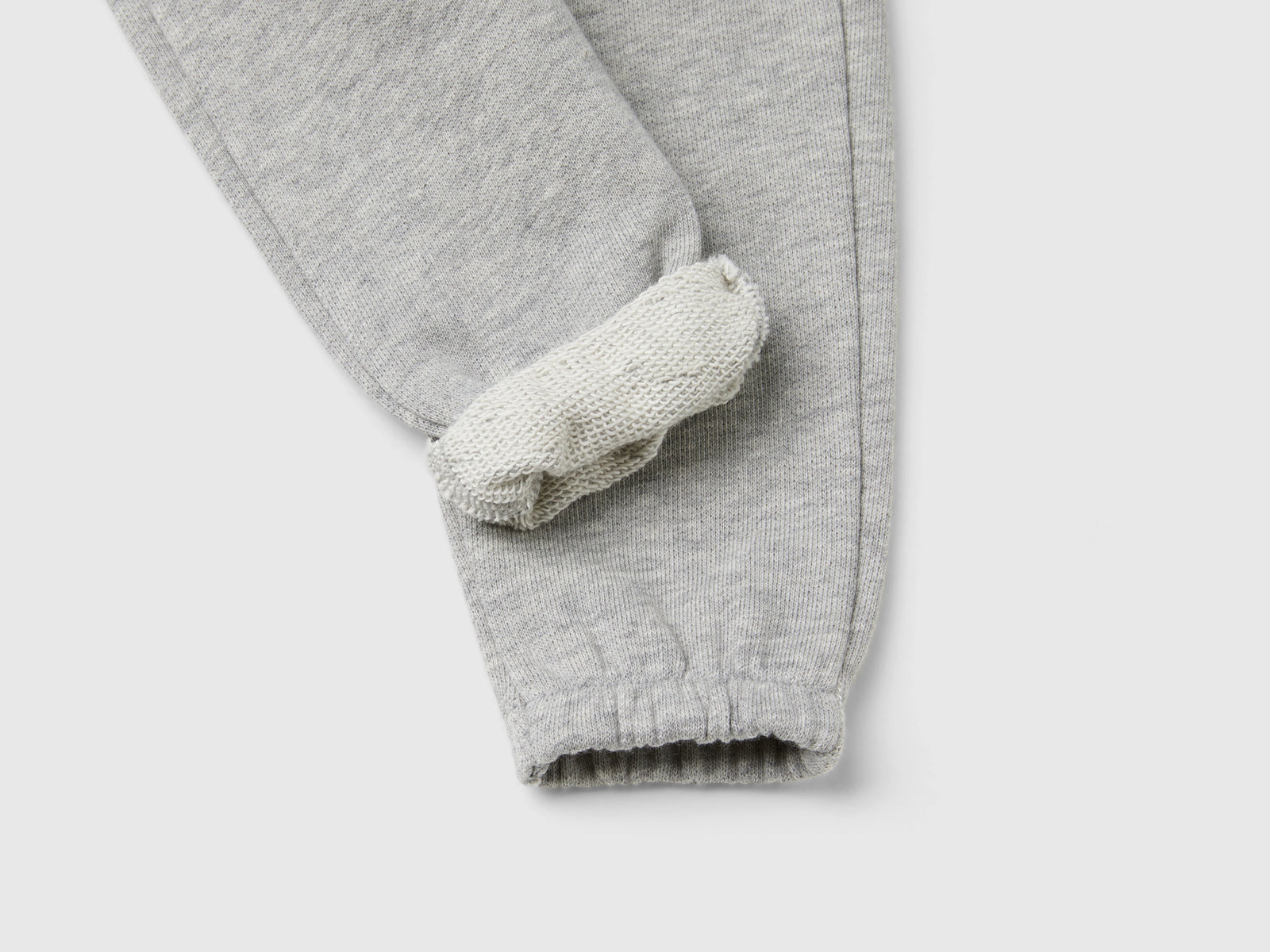 Pantaloni in felpa di cotone bio da neonato grigio chiaro 3 | Benetton Outlet