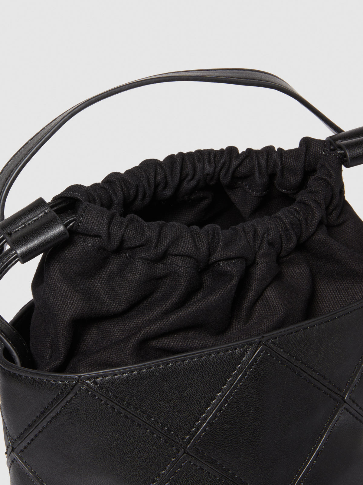 Bolso tipo cubo con efecto tejido