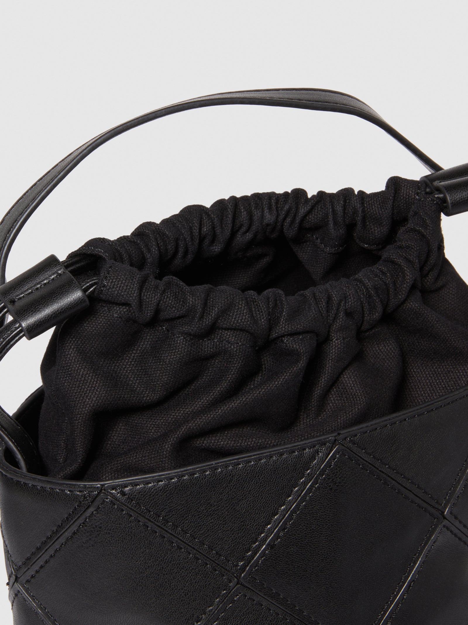 Bolso tipo cubo con efecto tejido da donna nero 3 | Sisley Outlet