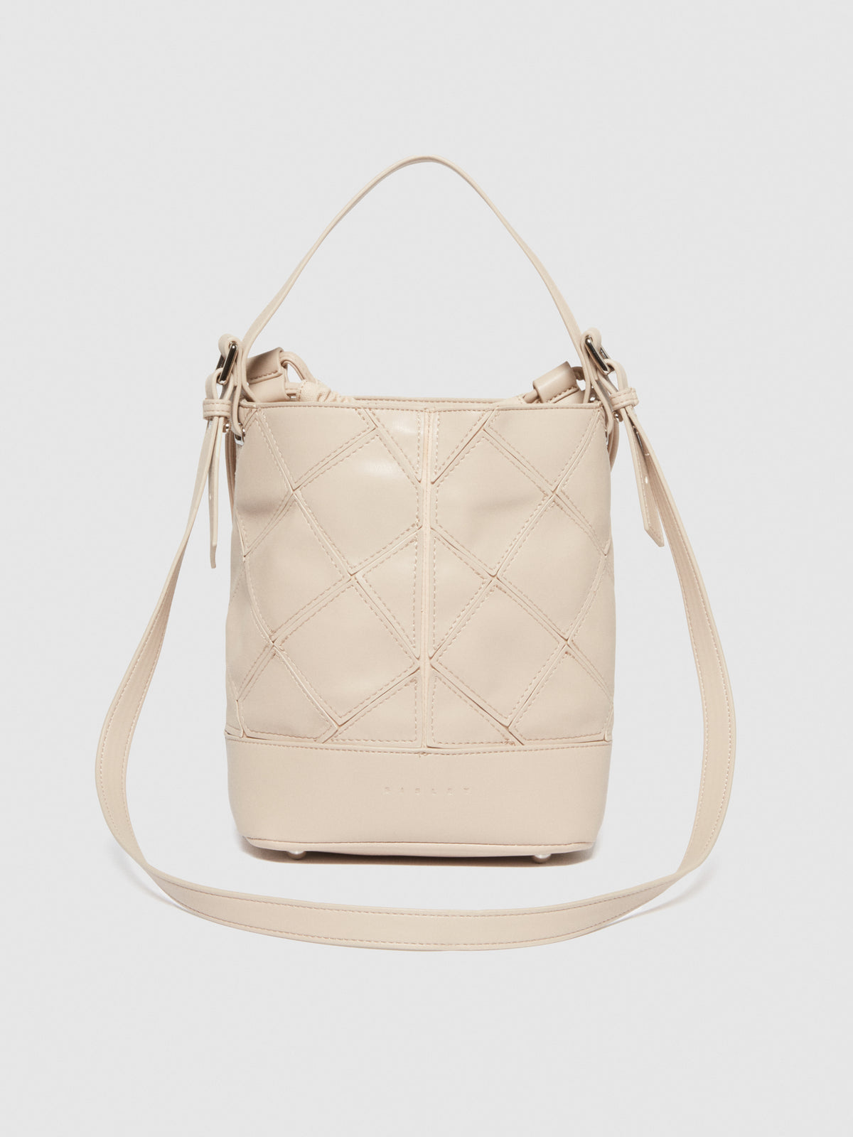 Bolso tipo cubo con efecto tejido