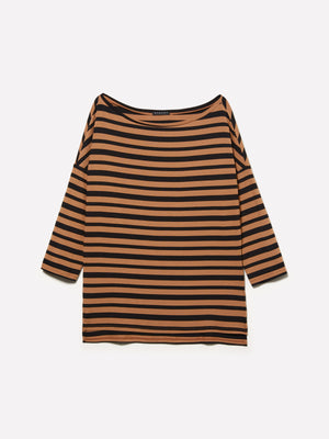 T-shirt a righe e con scollo a barca