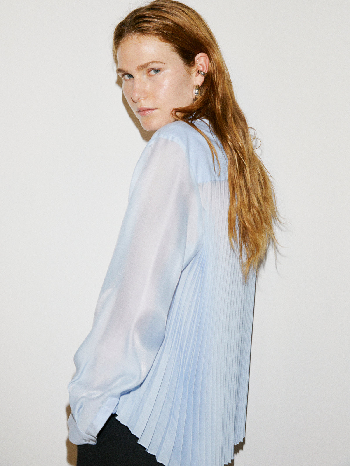 Camisa azul claro con pliegues