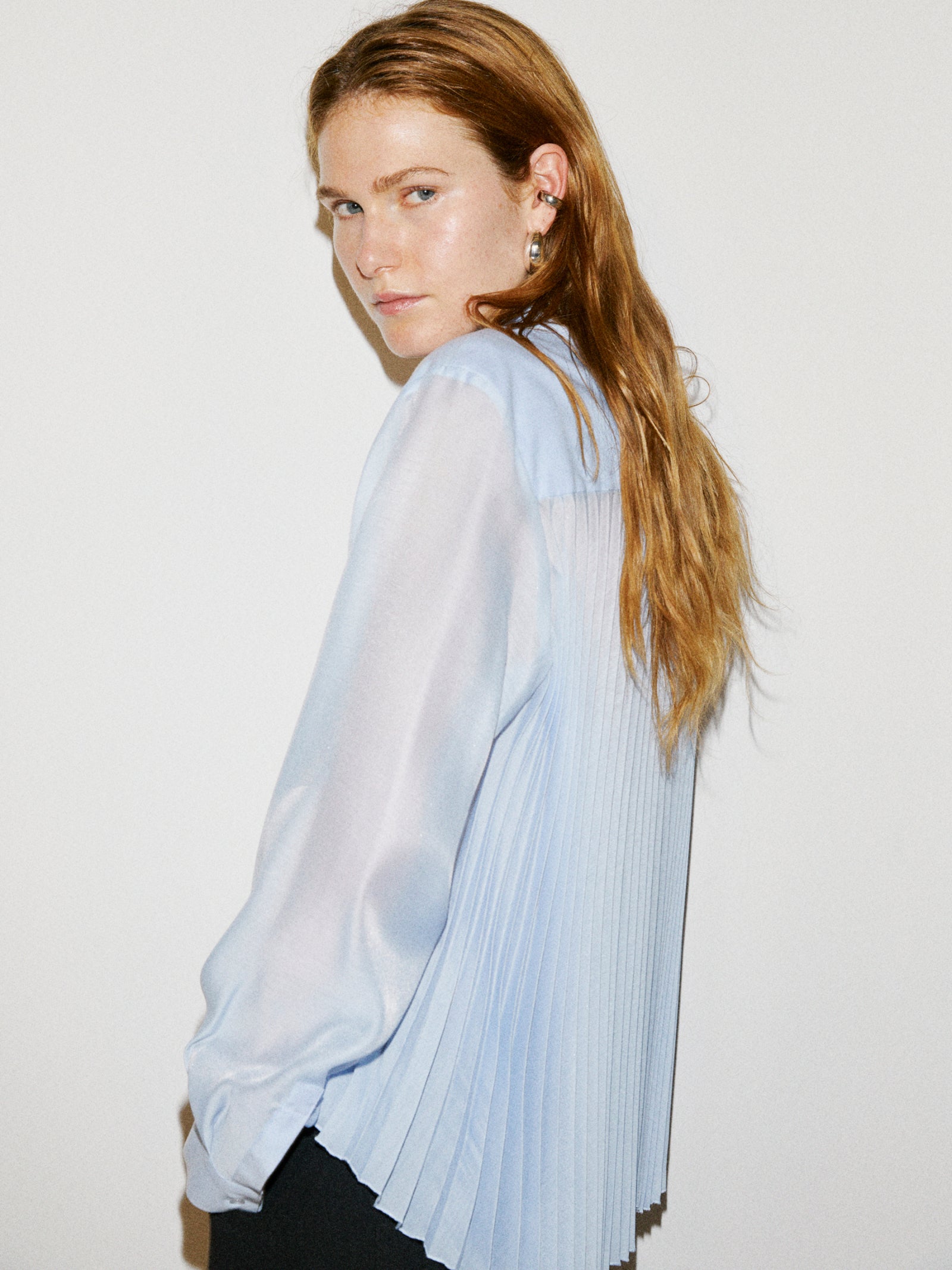 Camisa azul claro con pliegues da donna azzurro 2 | Sisley Outlet