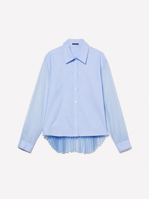 Camisa azul claro con pliegues