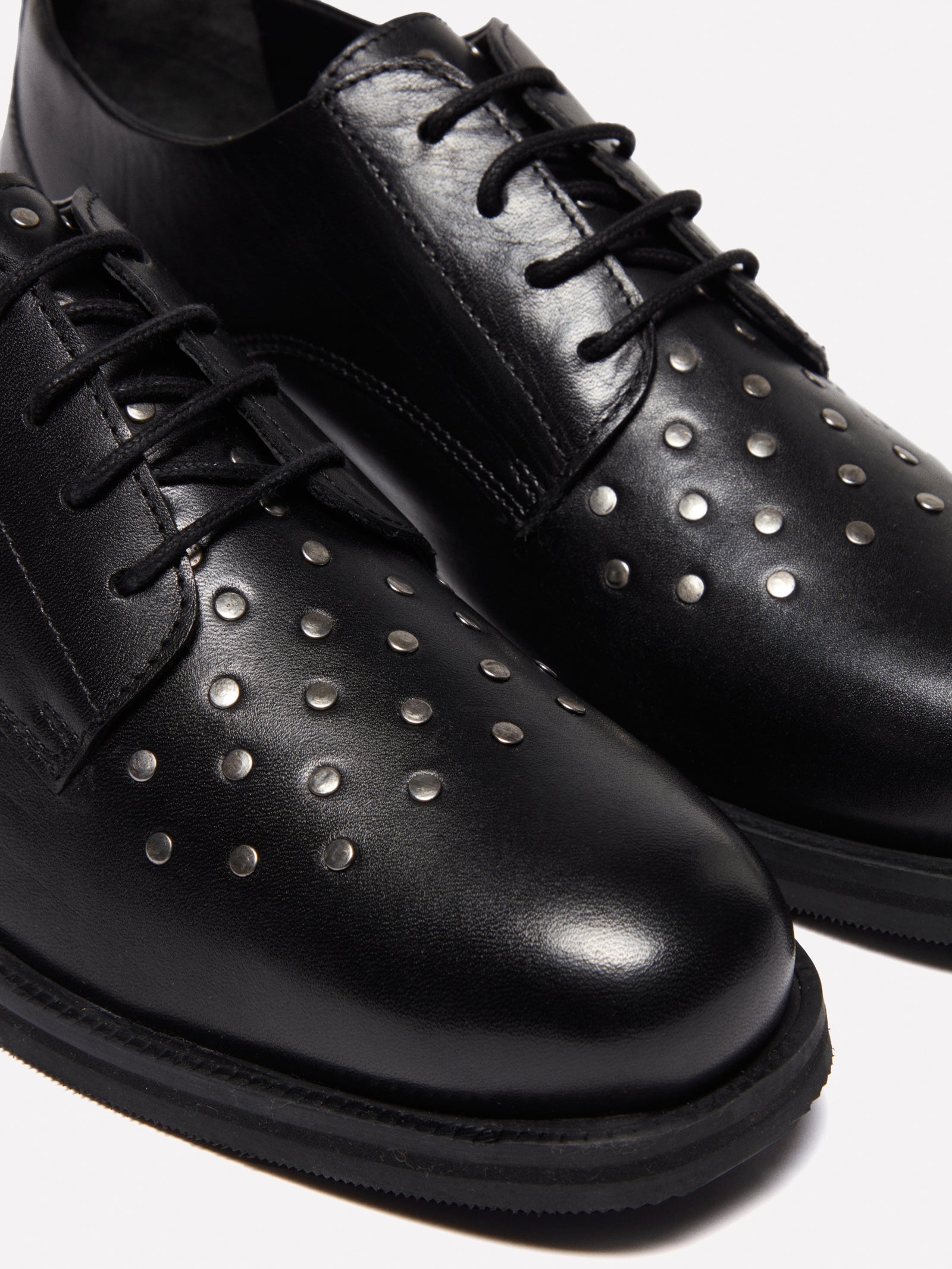 Scarpe in pelle con borchiette da donna nero 3 | Sisley Outlet