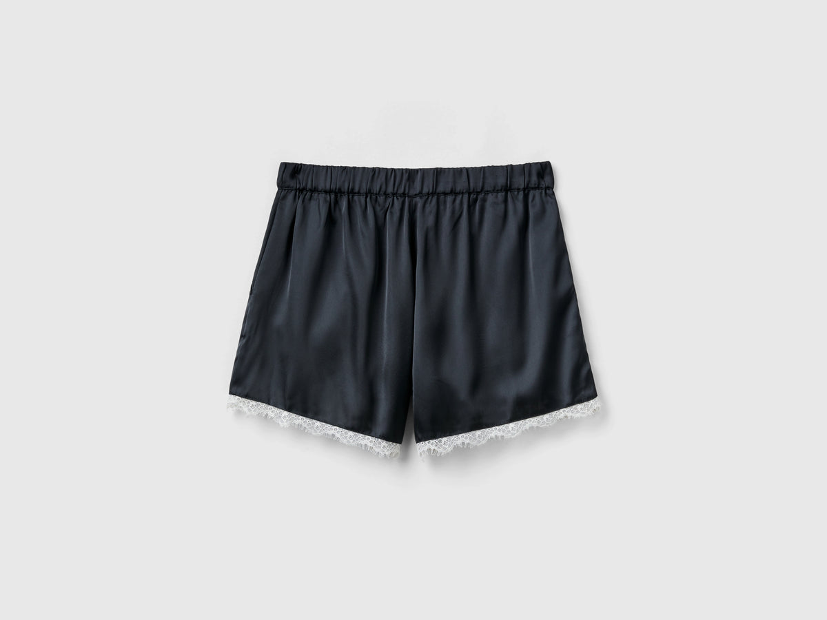 Shorts in satin