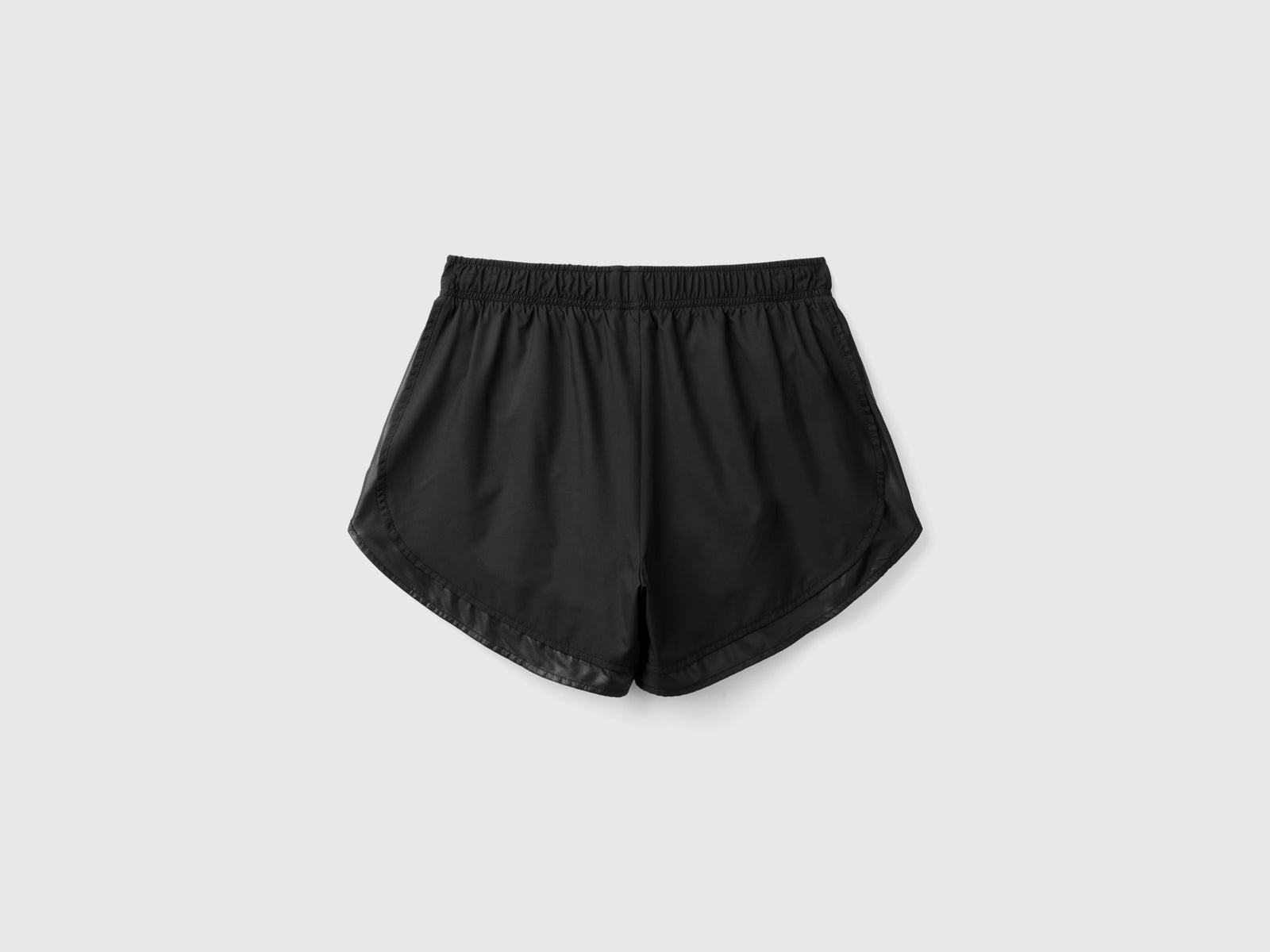 Shorts sportivi con tessuto riciclato da donna nero 2 | Benetton Outlet
