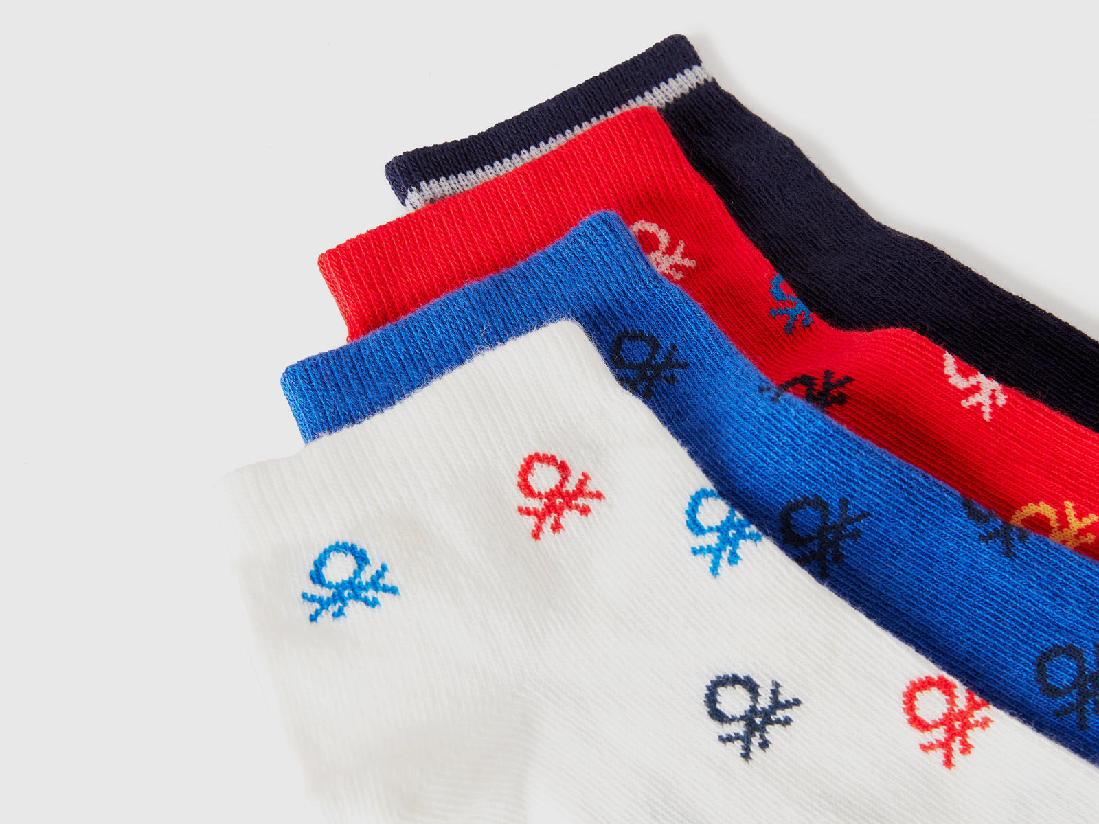 Quattro paia di calzini corti con loghi da bambino multi-color 2 | Benetton Outlet