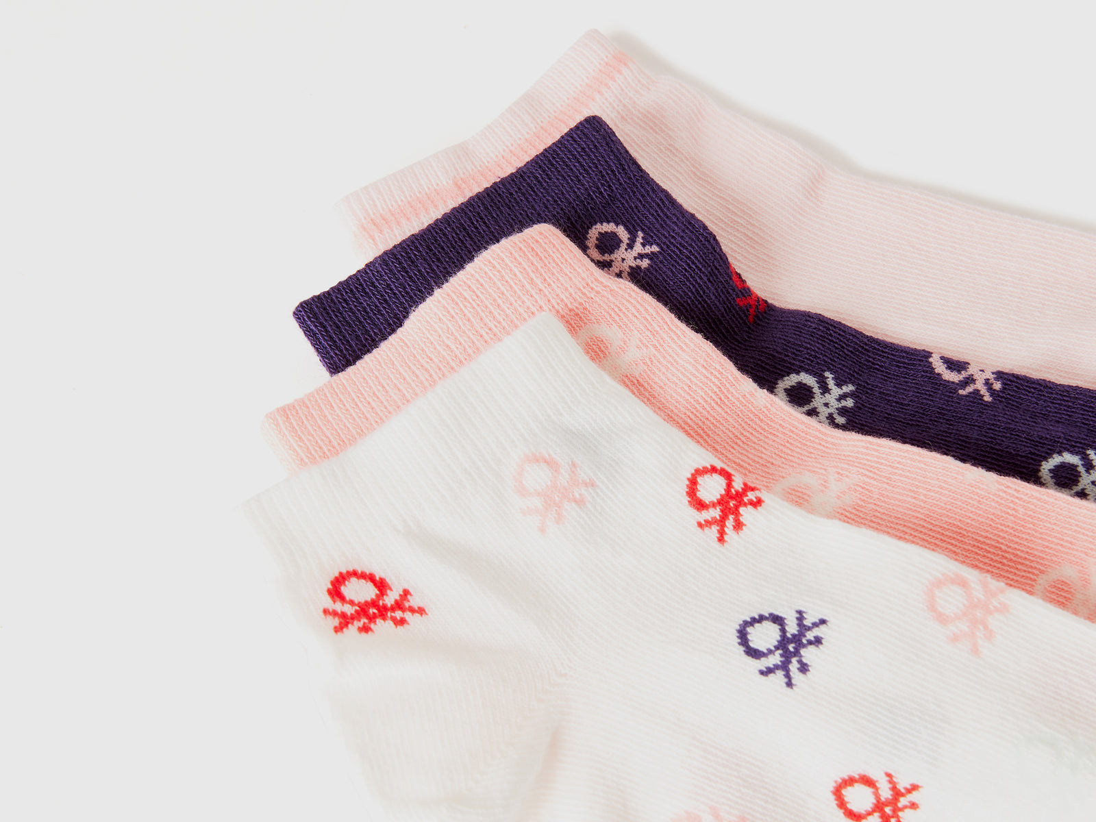 Quattro paia di calzini corti con loghi da bambino multi-color 2 | Benetton Outlet