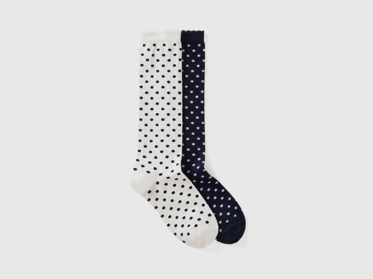 Due paia di calzini a pois