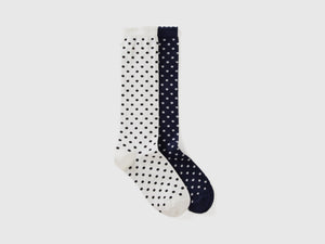 Due paia di calzini a pois
