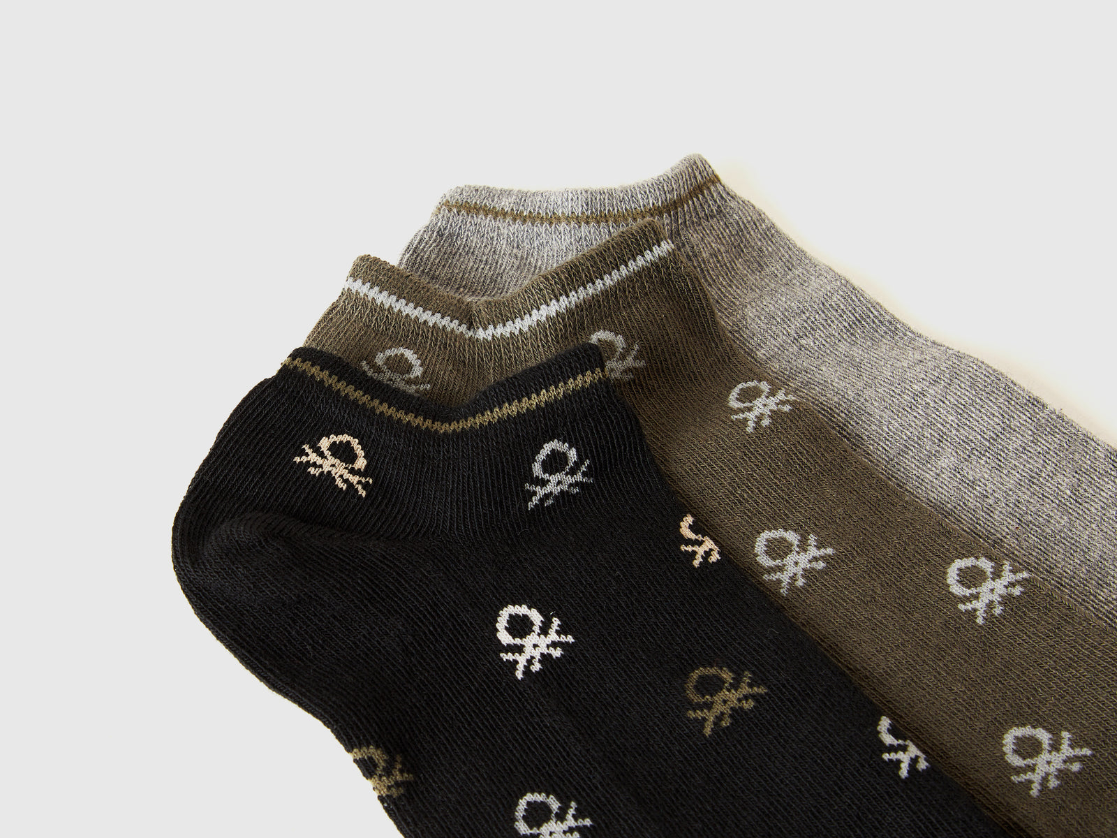 Tre paia di calzini corti con logo da uomo multi-color 2 | Benetton Outlet