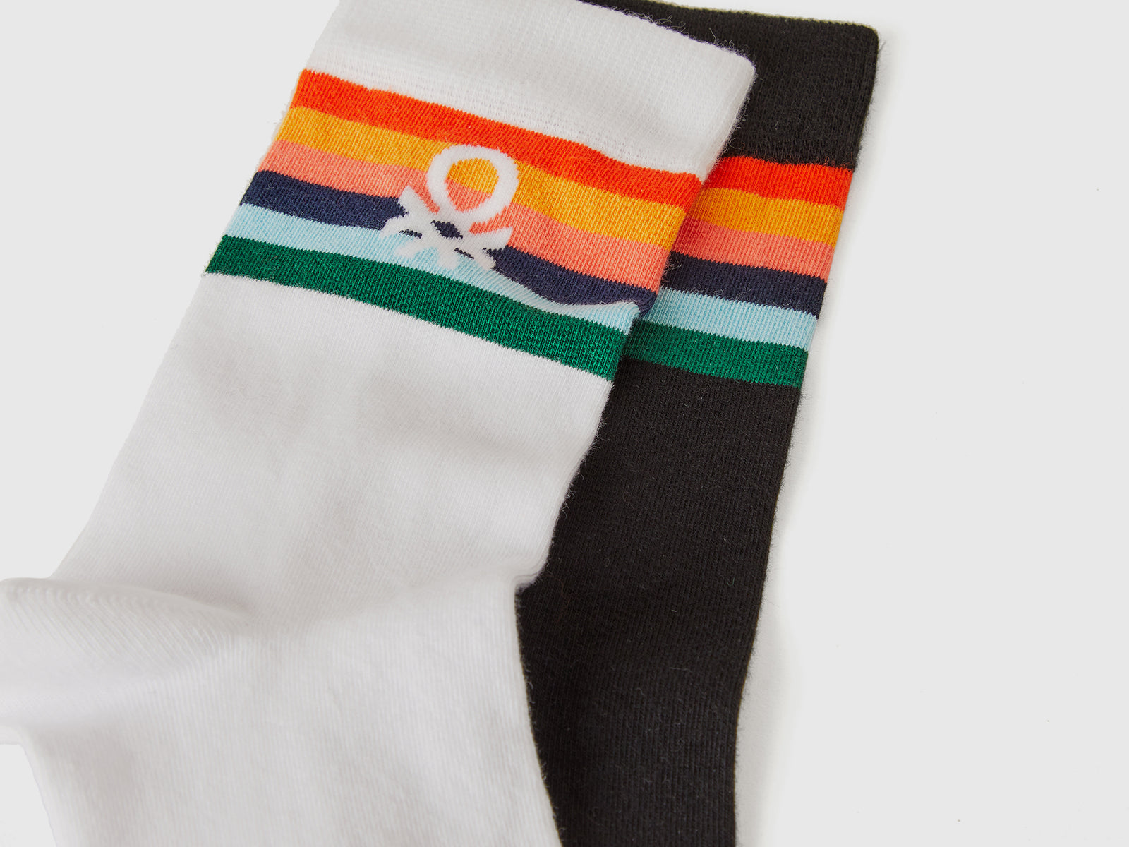 Due paia di calzini lunghi con loghi da uomo multi-color 2 | Benetton Outlet