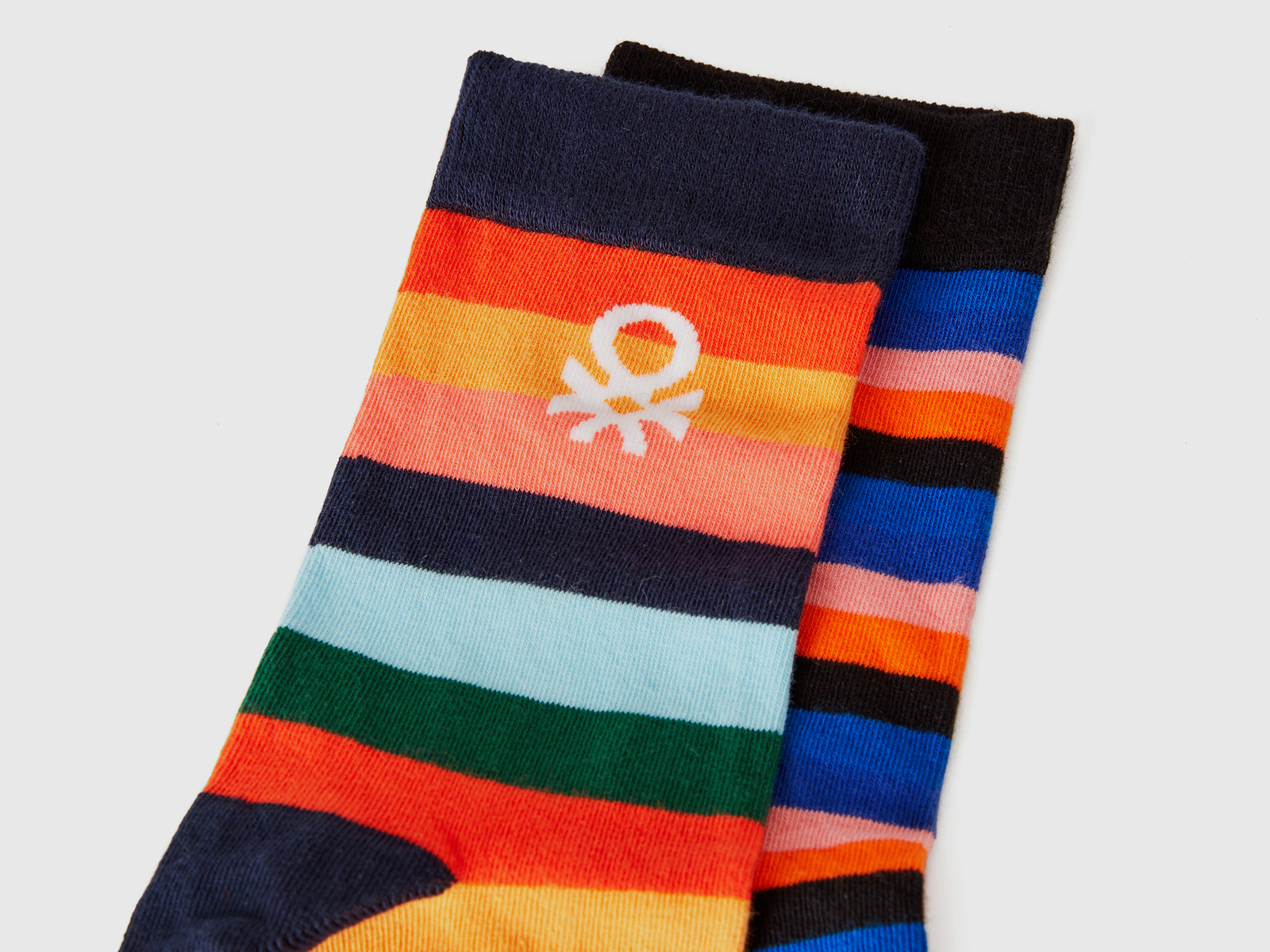 Due paia di calzini lunghi con loghi da uomo multi-color 2 | Benetton Outlet