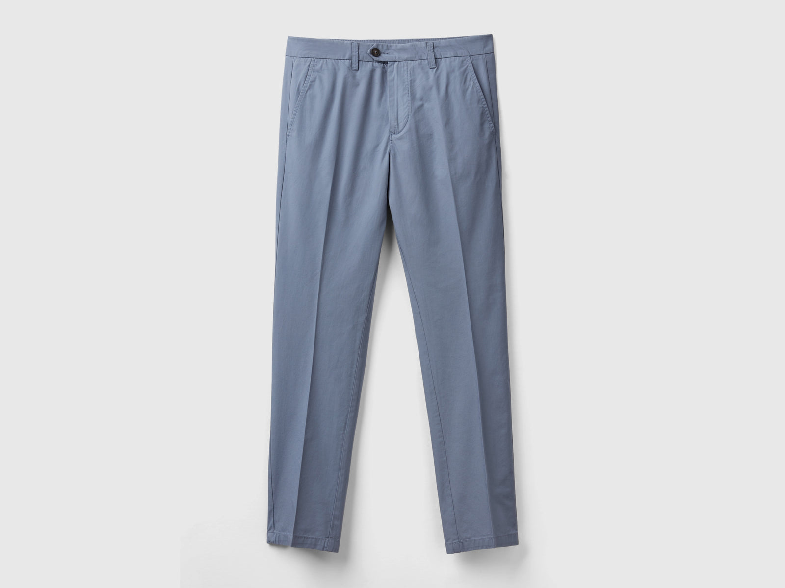 Pantalones chinos de corte entallado de algodón ligero da uomo avio | Benetton Outlet