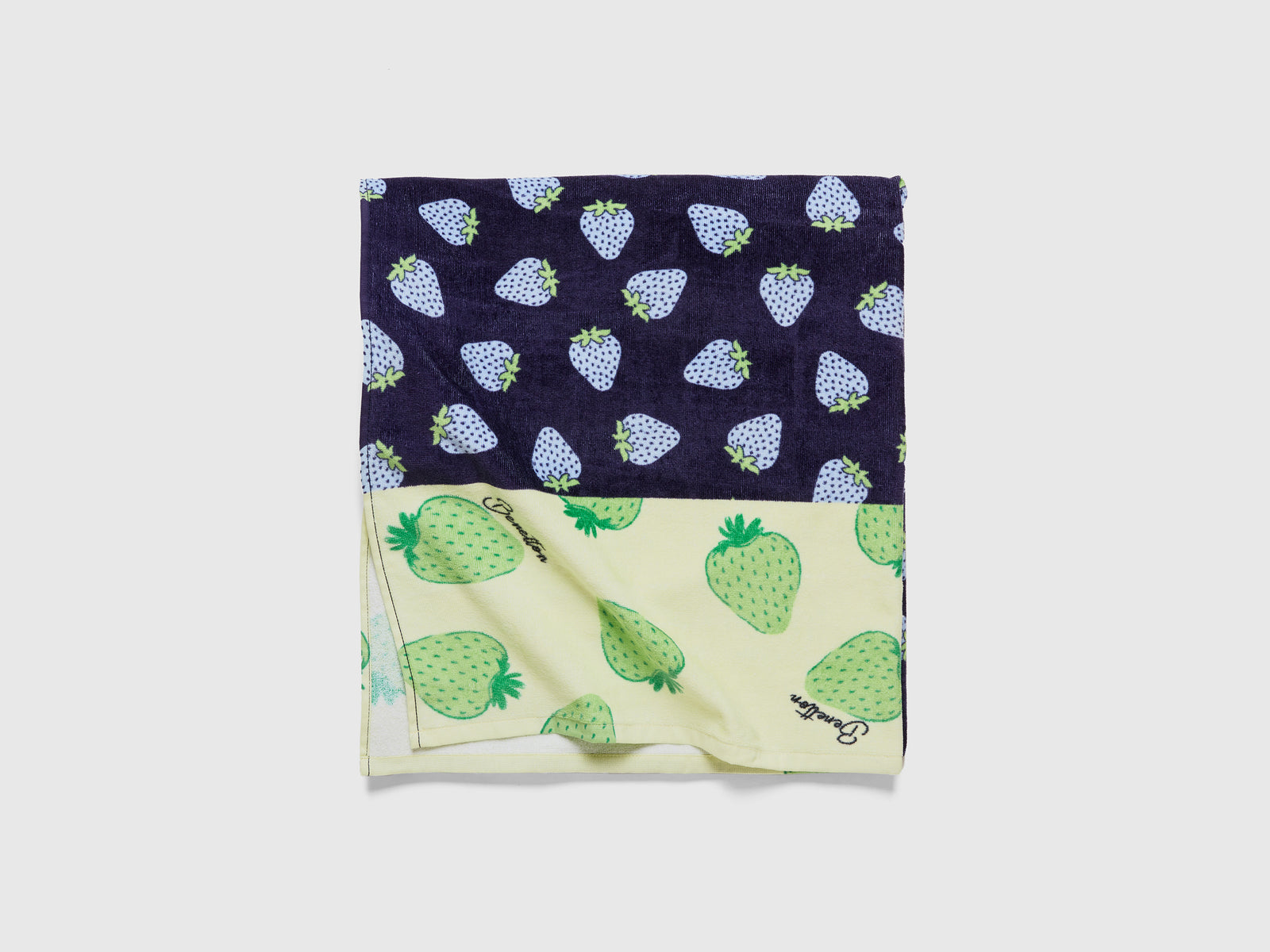 Telo mare con stampa fragole da uomo blu scuro 3 | Benetton Outlet
