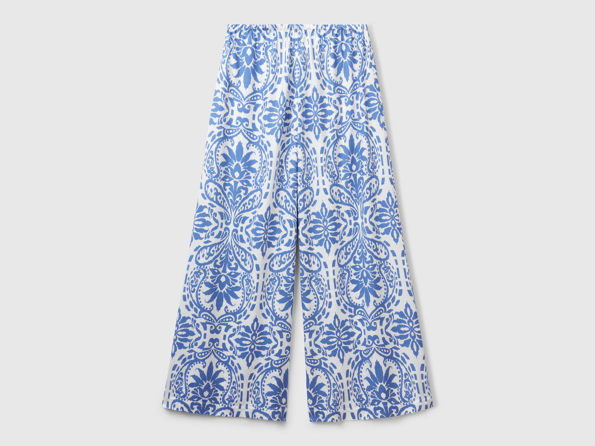 Trousers with patterned print