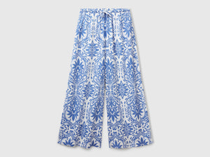 Trousers with patterned print