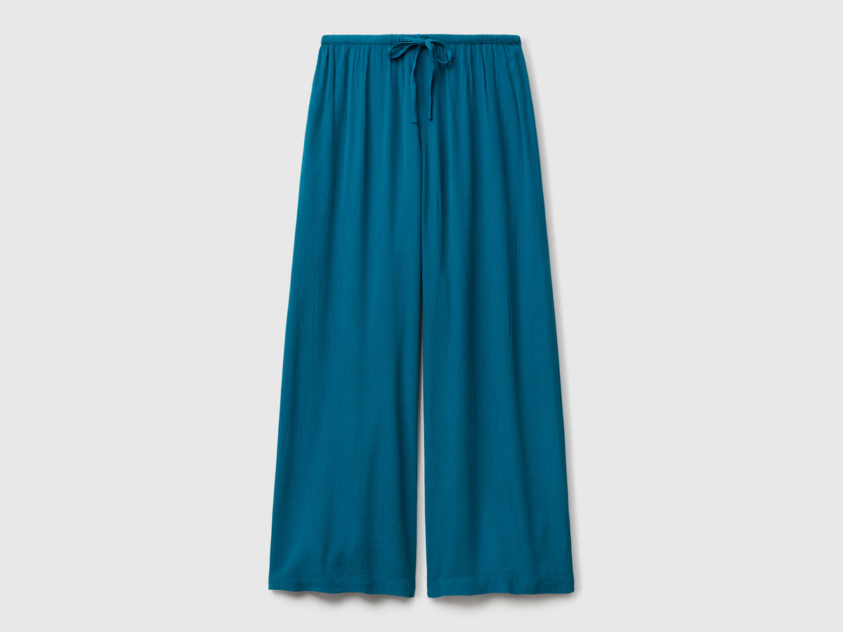Wide flowing trousers