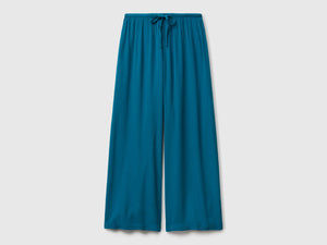 Wide flowing trousers