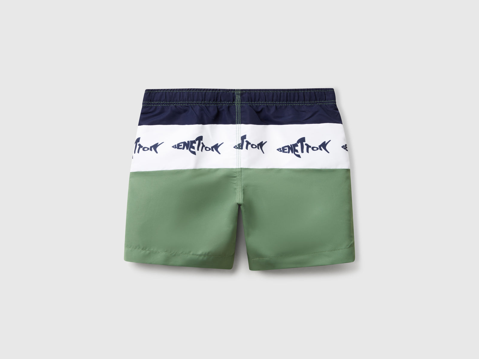 Boxer mare con stampa squali da bambino verde militare 2 | Benetton Outlet