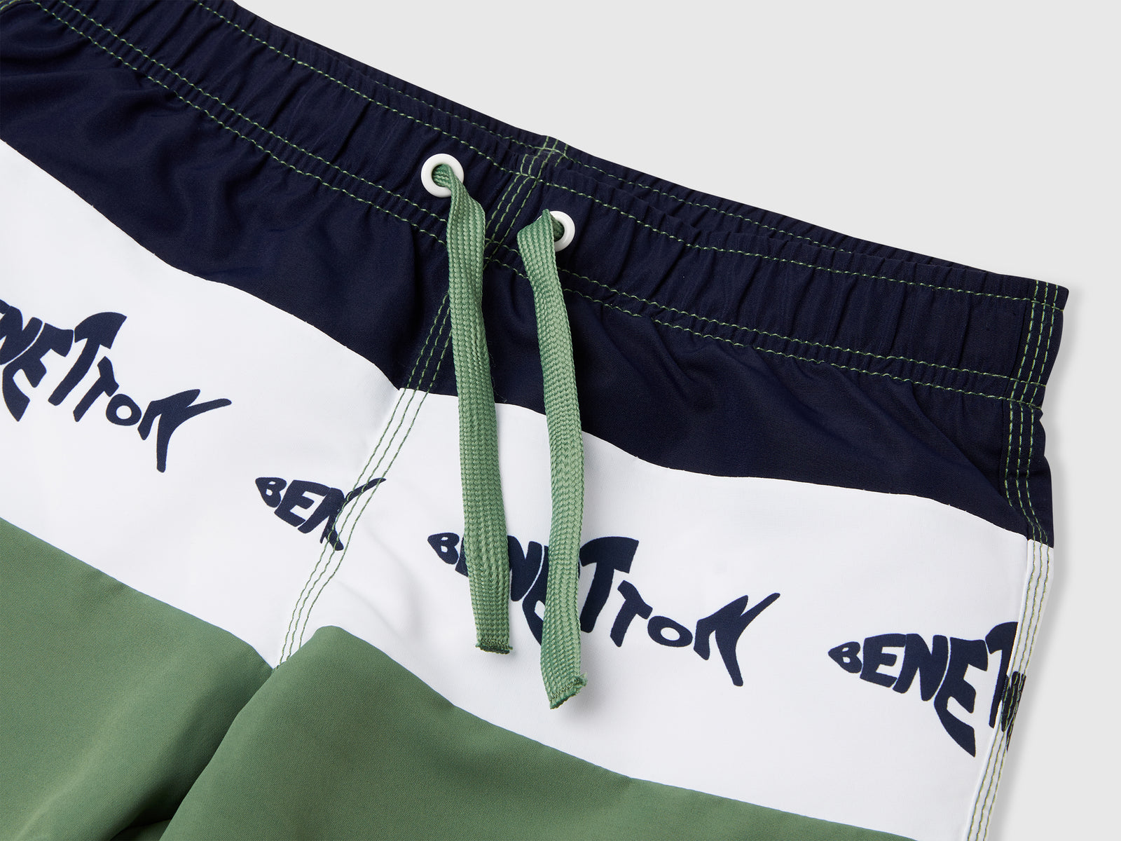 Boxer mare con stampa squali da bambino verde militare 3 | Benetton Outlet