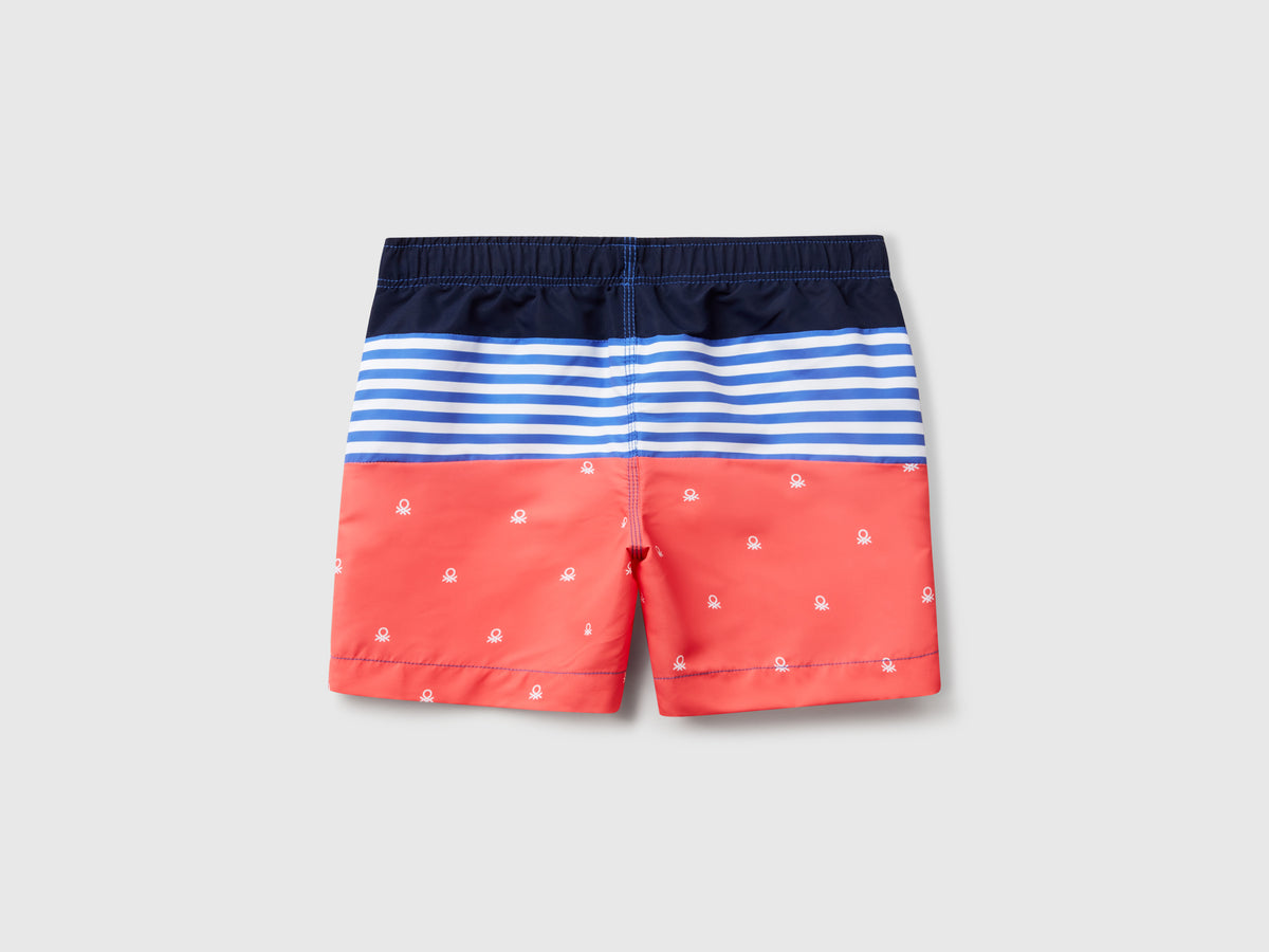 Boxer mare con righe e loghi