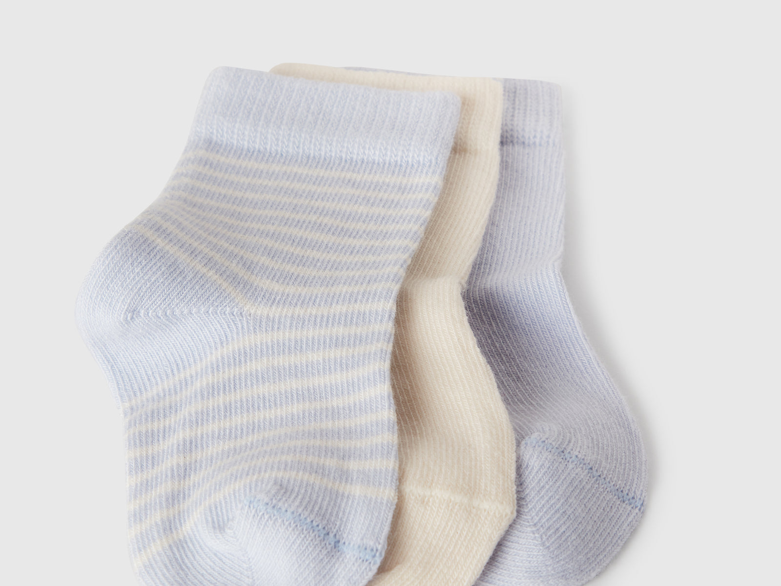 Tre paia di calzini celesti e panna da neonato multi-color 2 | Benetton Outlet