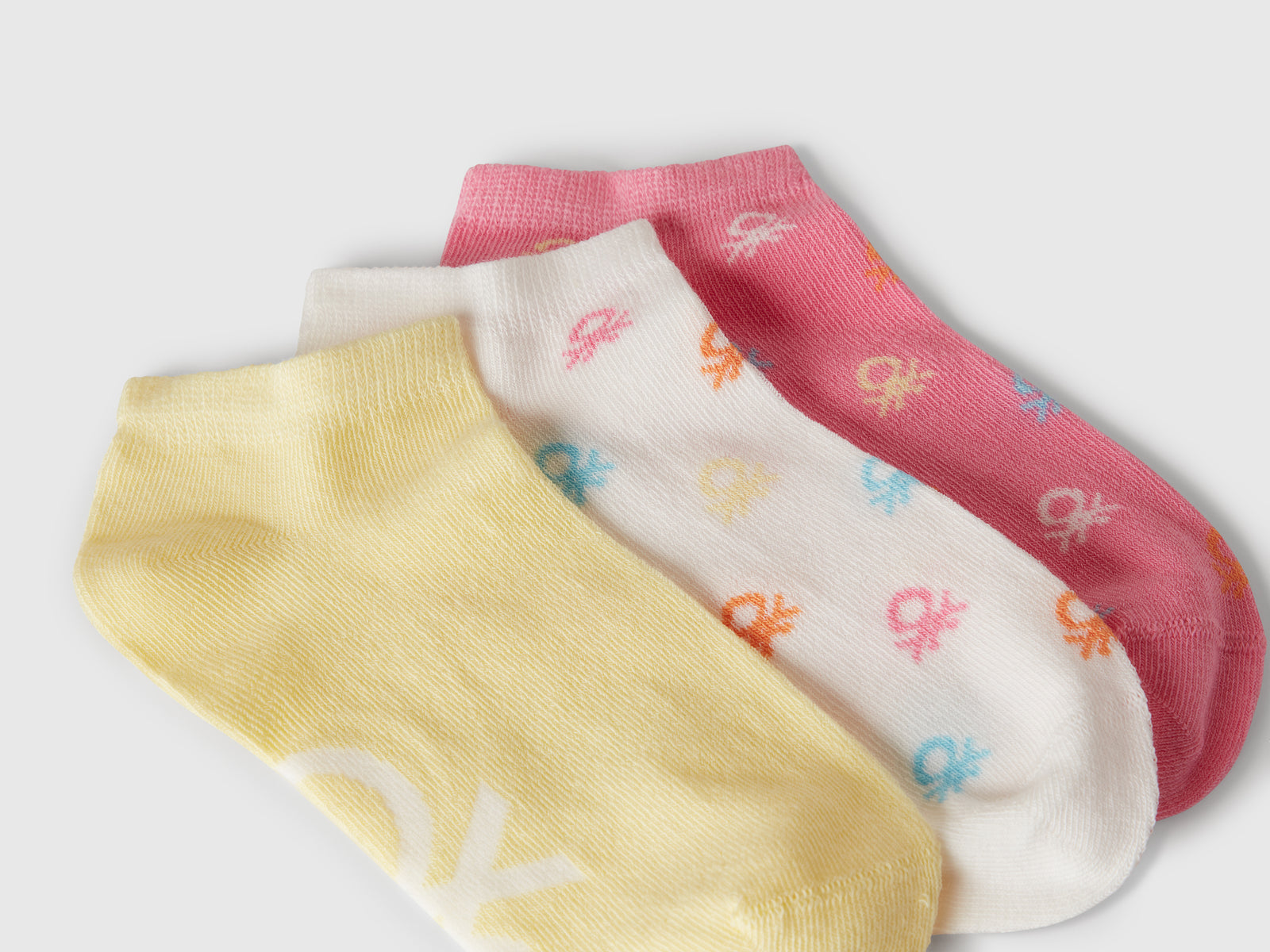 Tre paia di calzini con loghi da bambino multi-color 2 | Benetton Outlet