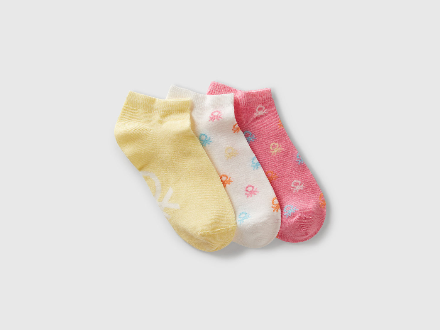 Tre paia di calzini con loghi da bambino multi-color | Benetton Outlet