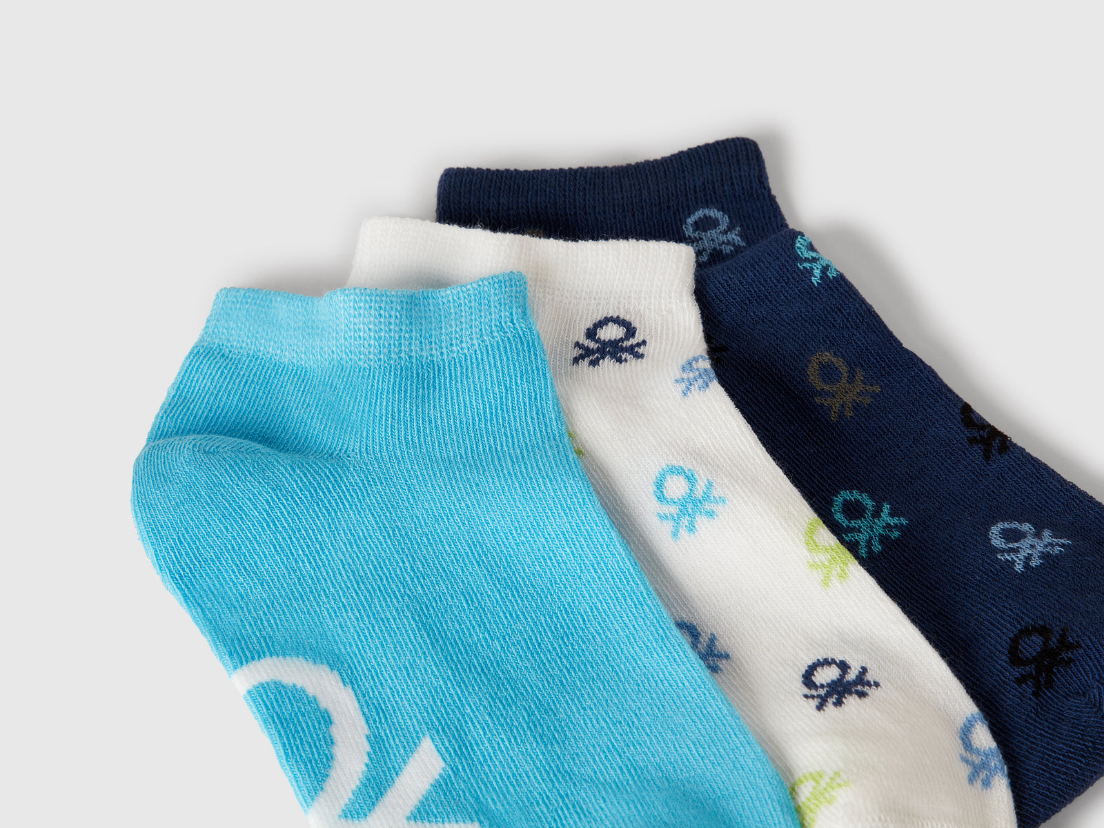 Tre paia di calzini con loghi da bambino multi-color 2 | Benetton Outlet