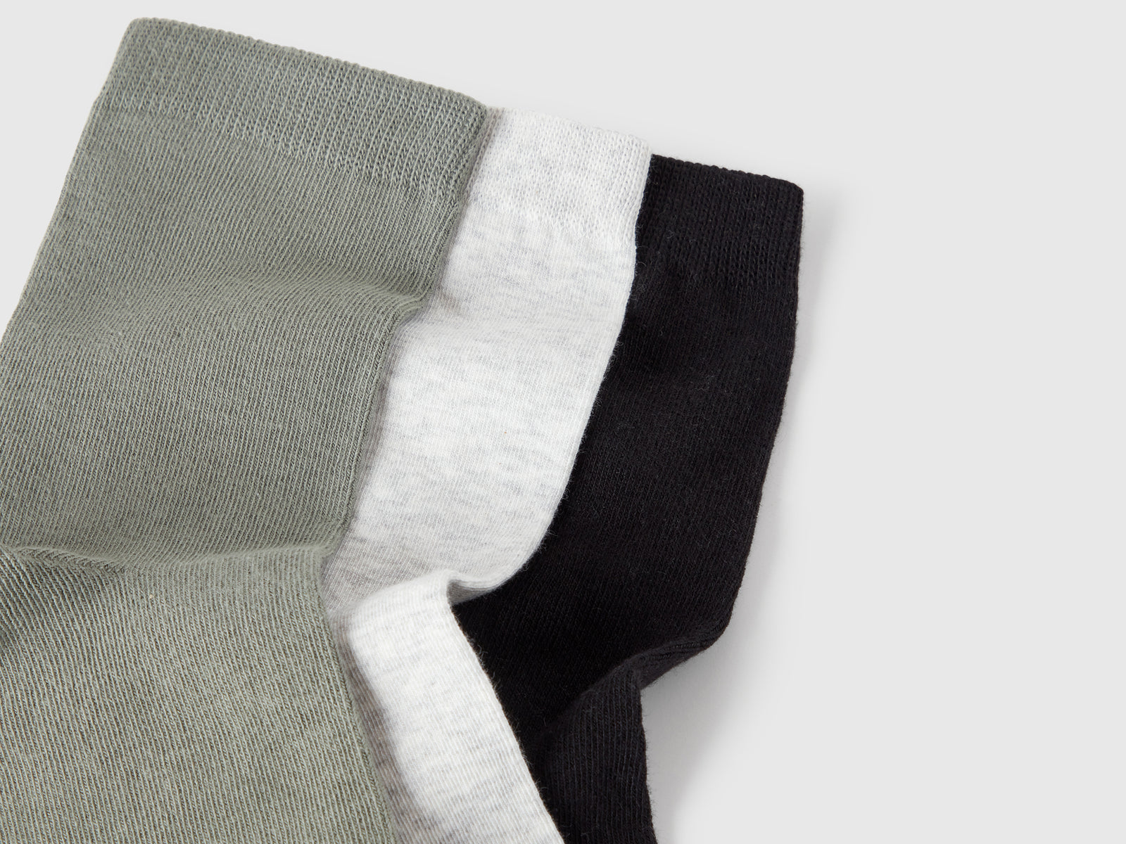 Tre paia di calzini in cotone da uomo multi-color 2 | Benetton Outlet