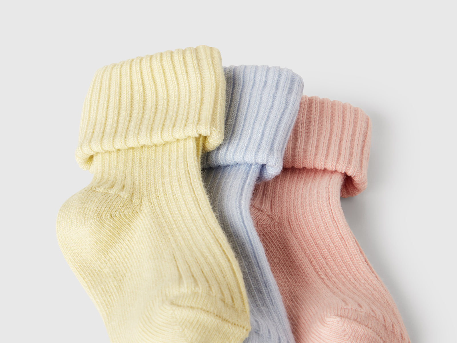Tre paia di calzini a costine da neonato multi-color 2 | Benetton Outlet