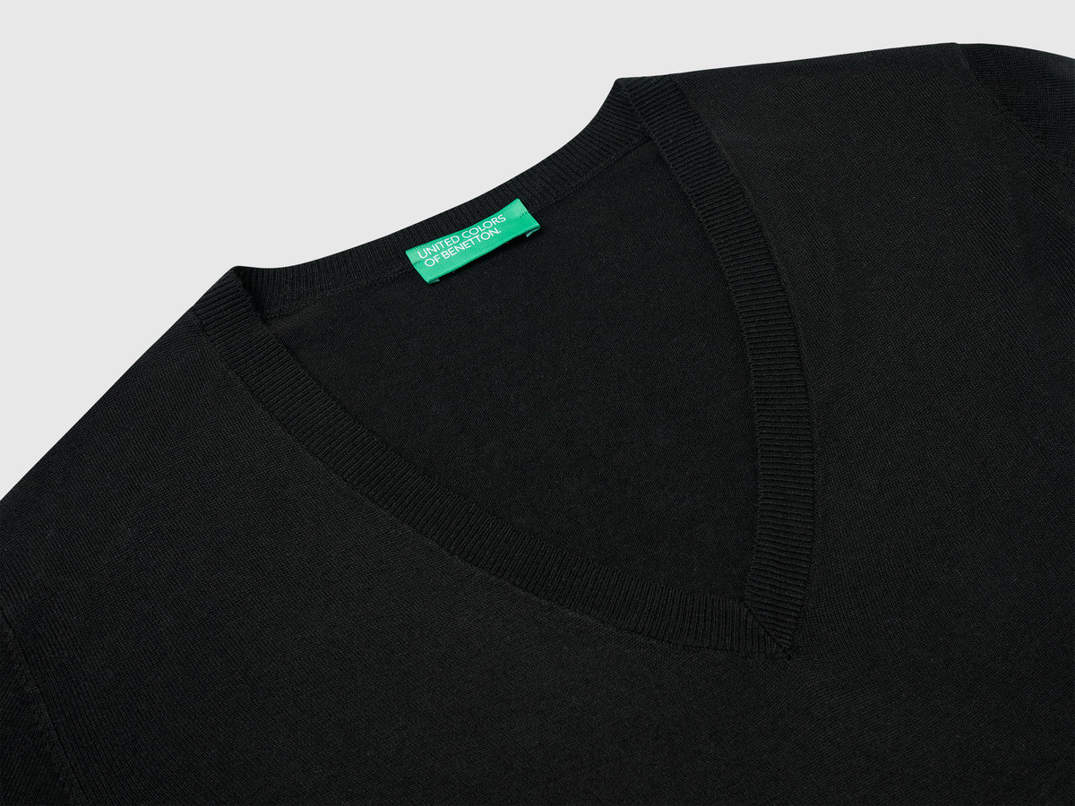 Maglia con scollo a V in misto seta